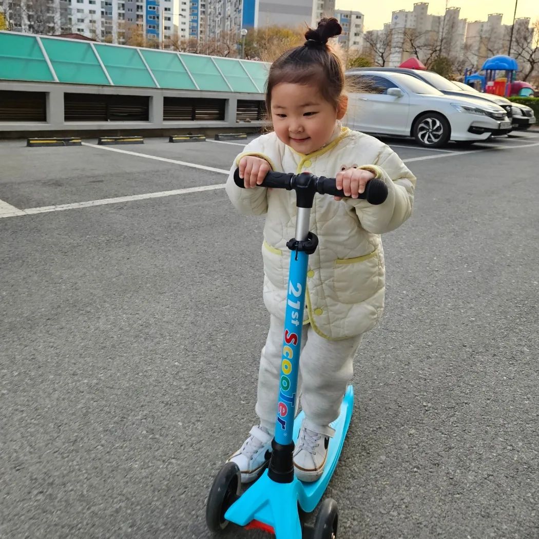어제 퇴근 후 예주랑 동네마실갔어요ㅋㅋㅋ
날이 조금 풀리니까 해도 길어져서 너무 좋더라구요😆😆
공원가려고 했지만 오늘 꽃놀이 갈꺼니까 집앞으로...🤣🤣🤣킥보드랑 함께 씽씽🛴
무서워도 곧잘 타는데 손잡이 꽉잡고 발동동구르는게 너무 귀엽🥰 

마실갔다가 젤리만들기 사서 해봤는데 그렇게 표정 심각하게 만들 일이야...??ㅋㅋㅋㅋㅋ

다들 꽃구경 다녀오셨나요??저희는 오늘 꽃구경 갈 예정인데 길에 벚꽃이 너무 이뻐서 너무 기분이 좋더라구요😆😆
왠지 이번주 아니면 좀 떨어질꺼같아서 언능 후딱 다녀오려구용!!