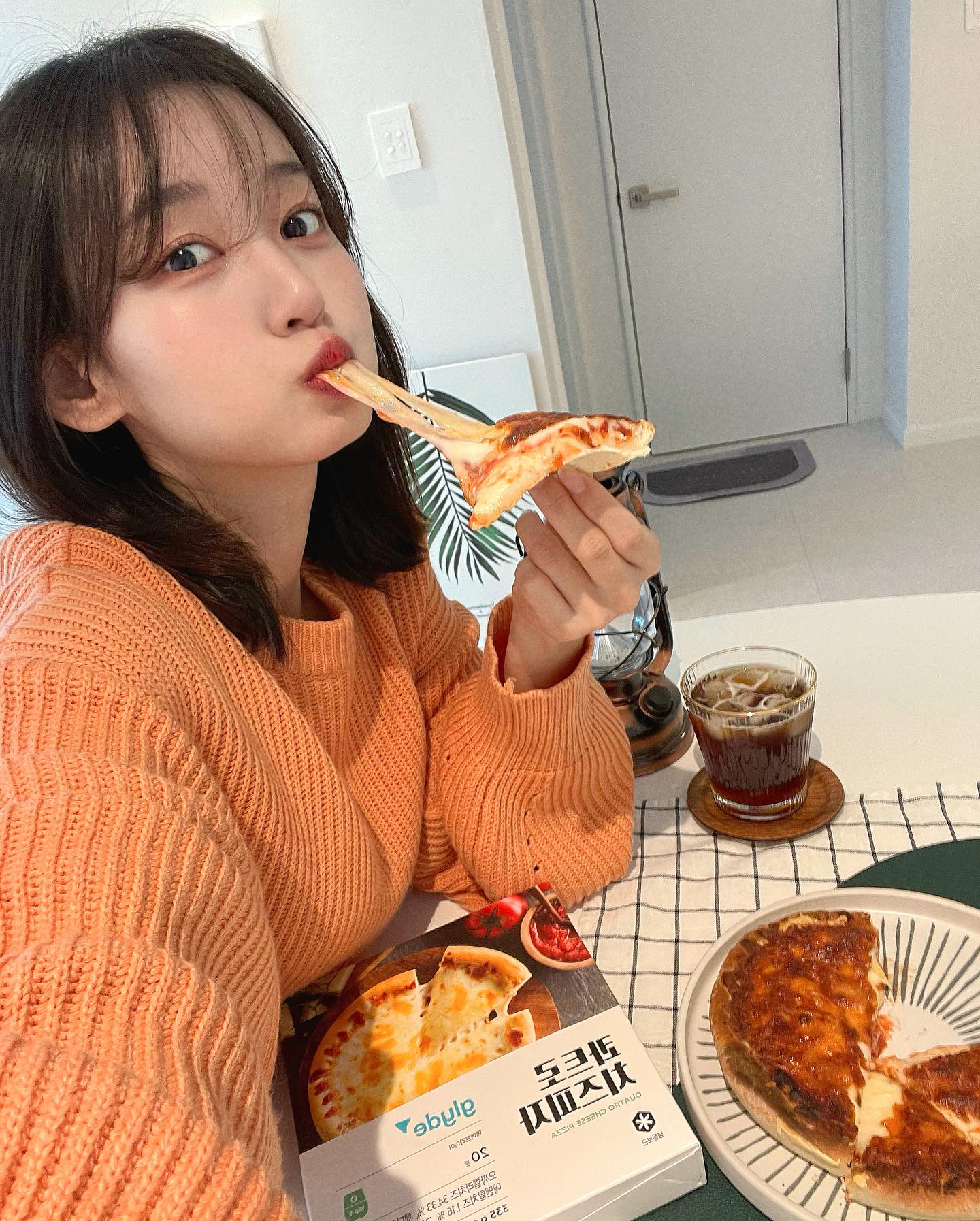 #협찬 glyde.co.kr 

쫀맛피자 발견🥺🍕!!
냉동피자인데도 치즈가 미쳤음🫣
한 입 먹고 생각 이상으로 맛있어서 
순삭 해버렸어여,,, 풍미 예술임
집에서 피맥하기 딱일듯🍻

전자렌지랑 에어프라이기 조리 가능한데 
저는 에어프라이기로 조리해서 먹었어오!

에프 기준 160도로 20분 조리인데,
저는 겉에 치즈가 바삭한게 좋아서
175도로 5분 바짝 구워주고 150도로 15분 구워주니까 
겉바속쫀 완벽😏 꿀팁입니당 헤헤(ᐡ- ﻌ •ᐡ)

앞으로 연말 파티 많이할텐데 당장 쟁여두세여!!! 맛 보장함 ❤️‍🔥

#냉동피자 #글라이드  #글라이드피자 #콰트로치즈피자 #glyde #치즈피자추천 #피자추천 
#치즈폭포피자