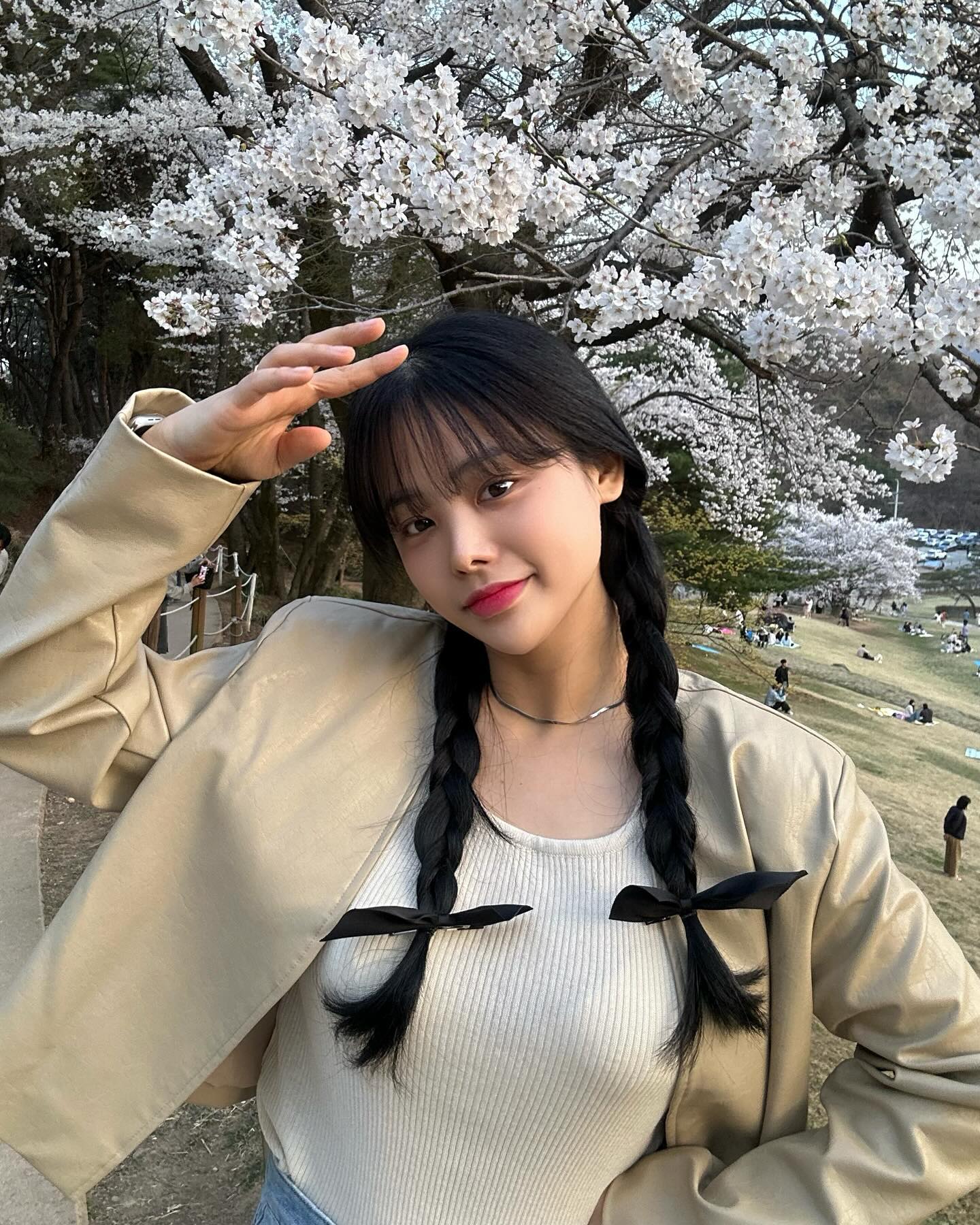 벚꽃이 벌써 떨어져서 너무 아쉽지만
한편으로는 얼른 여름이 왔으면 좋겠어요 

근데 사실 저는 겨울을 좋아하는
8월생이에요 ㅋ ㅋ ㅋ 

다들 어느계절을 제일 좋아하시나요 ? 🤔