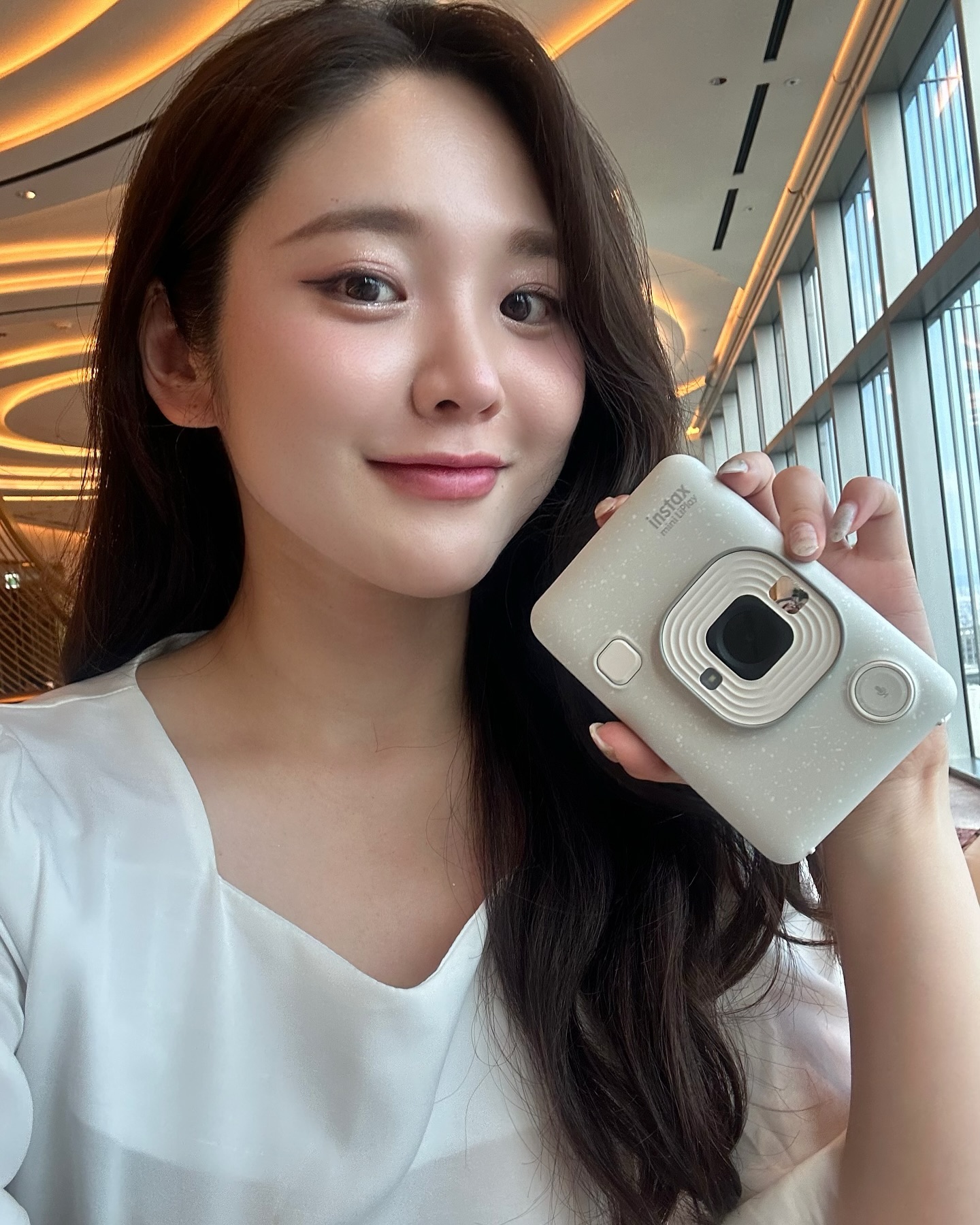 #광고 instax_korea what's your color?
My color is 화이티🤍🫧
인스탁스와 함께하게되었어요! 

이번에 새로 출시된 하이브리드 카메라 New 미니 리플레이의 세가지 컬러중 플레이화이티를 맡게되었어요.
저와 꼭 맞는
#깨끗함#뉴트럴#자연스러움#자기관리 키워드를 가진 
요 아이는 트랜디한 컬러에 질감까지도 세가지 모두 다르다는 매력!

촬영도 자유롭게~ 이제는 골라서 뽑는 재미
어플로는 스마트폰 속의 사진까지도 뽑을 수 있다구

깨끗하고 맑은 느낌의 화이트는 제가 제일 좋아하고
자주 입는 컬러인데 파란 하늘과도 너무 잘어울리지 않나요?? C타입 충전으로 더욱 내 삶에 가까워진 인스탁스와 함께할 매일이 기대되🤍🤍

#플레이화이티#인스탁스크루#인스탁스
#카메라추천#조선팰리스#호캉스#호텔라운지#원피스룩#원피스코디