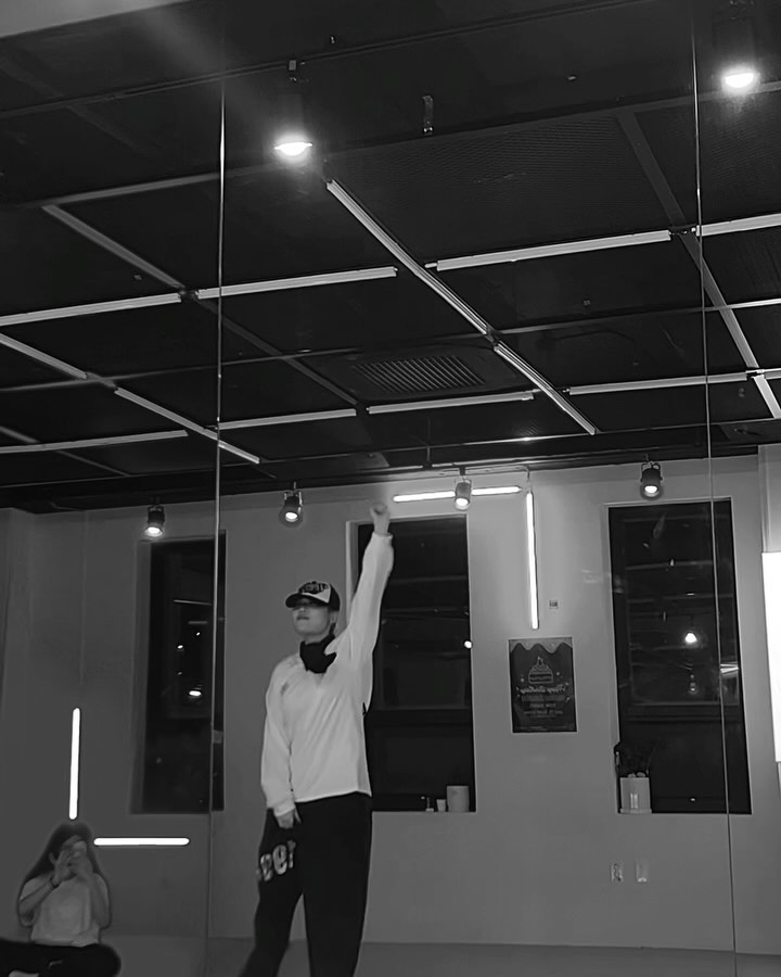 Every Wed 7:00-8:20 PM
📍 onew_dancestudio 

함께 탄탄하게 기본기 잡을 사람 모여라✨🌀

#hiphop #femalehiphop #dance #mcmelodee #giveitup #choreo #onewdancestudio #jannie
