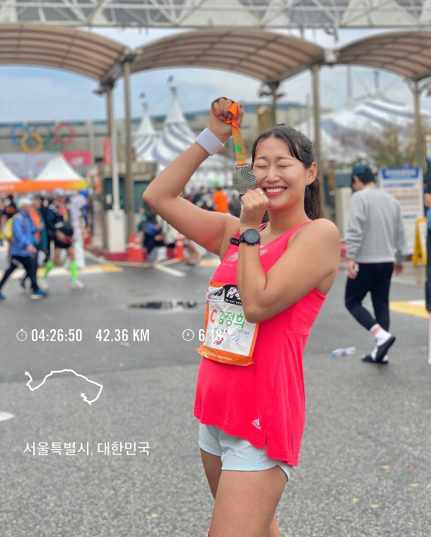 2023 JTBC 마라톤 완주 🙏🏻💙

어느덧 일곱번째 풀코스 마라톤이지만, 
특히 이번에는 미친듯한 폭우로 DNF를 진지하게 고민하게 만들었다🥺

그치만 주로에서 만난 많은 응요분들 덕분에 진짜 눈물날만큼 감동도 먹고 무사히 완주까지,,✨

(연습 하나 안하고 이 기록이면 아주 만족 아닌가요😘) 

오늘 빗속에 응원하신 분들, 포토분들 그리고 주자분들 모두 고생하셨습니다 💪🏻

🙏🏻 93runners 
🤳🏻 jaen_nnn  jaehxney thisisiiiiit onenewww  seodongwook  모듀 감사드립니다 🫶🏻

#런쫑세상_풀코스 #풀코스마라톤 #2023jtbc서울마라톤 #2023jtbc마라톤 #jtbc마라톤 #jtbcmarathon #풀코스마라톤 #fullmarathon