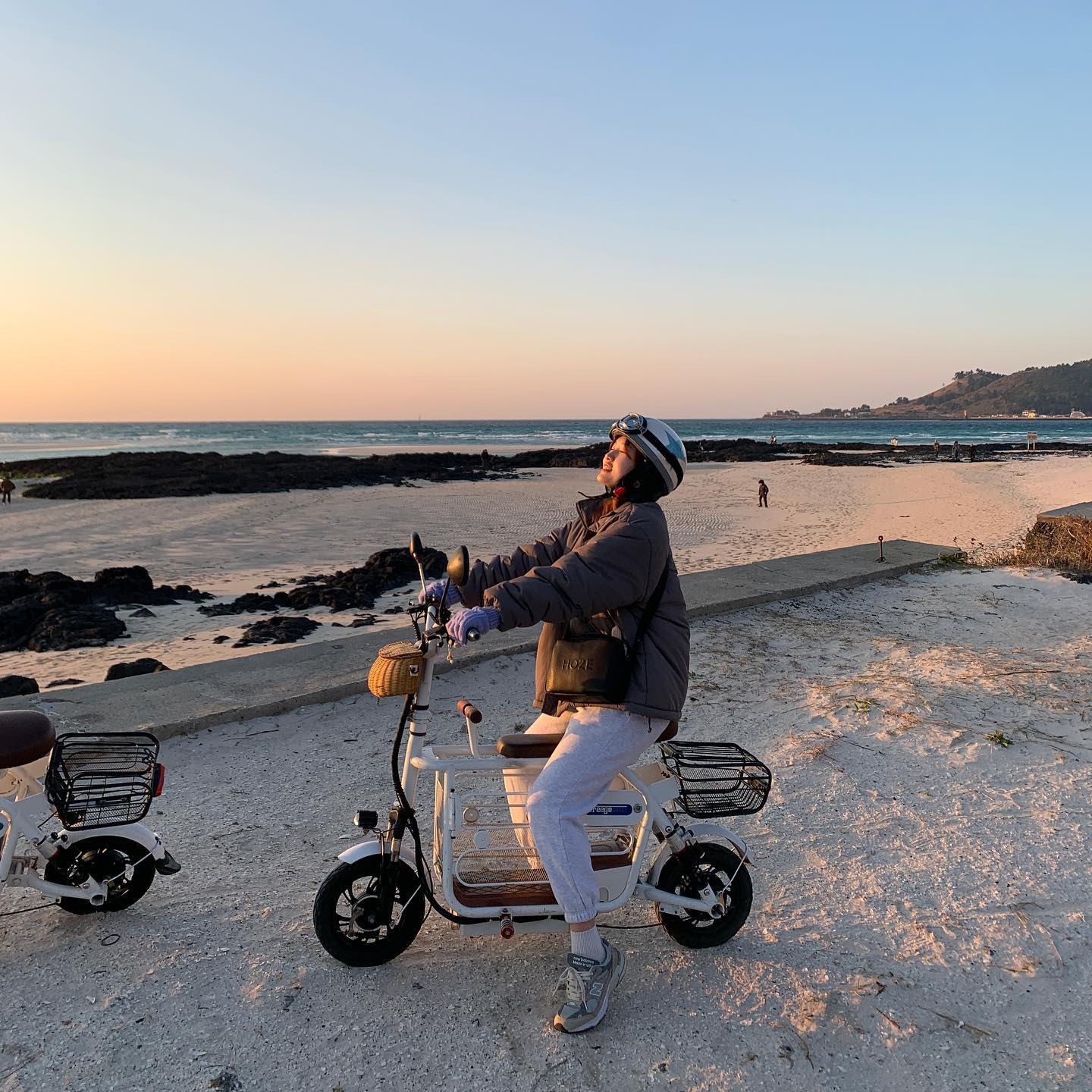 한해동안 환경을 위해 해온 일들 🌍🚲🌳🌊
1. 제주여행은 전기자전거 타고
2. 플로깅
3. 먼거리는 자전거 이용
4. 다회용기 사용으로 일회용 포장용기 줄이기
5. 텀블러 사용하기 (물마실 때, 음료 테이크아웃할때도!)
6. 항상 가방에 장바구니 들고다니기 - 장볼때도 여행할때도 유용함
7. 비치코밍
8. 의류 순환 시스템 이용하기 (옷 기부, 대여 옷장 등)
9. 줍깅
10. 플라스틱 분리수거 , 라벨분리하기

내가 조금만 귀찮으면, 지구가 행복해져요 ♻️✨
올해 겨울은 (가을 봄 여름 겨울) 이라는 밈이 생길 정도로 환경문제가 심각한데, 일상 속 좋잘러들이 모여 환경에 도움이 될 수 있길🙏🏻💕

👍🏻3초만에 좋잘러 되는 법 
유튜브 #투자로그인 에서 좋은일잘러 영상에 댓글을 작성하면 , 댓글 1개당 3,000원이 소아암재단에 기부돼요 👼 

#좋잘러챌린지 #좋은일잘러 #NH투자증권 #기부챌린지 #환경보호