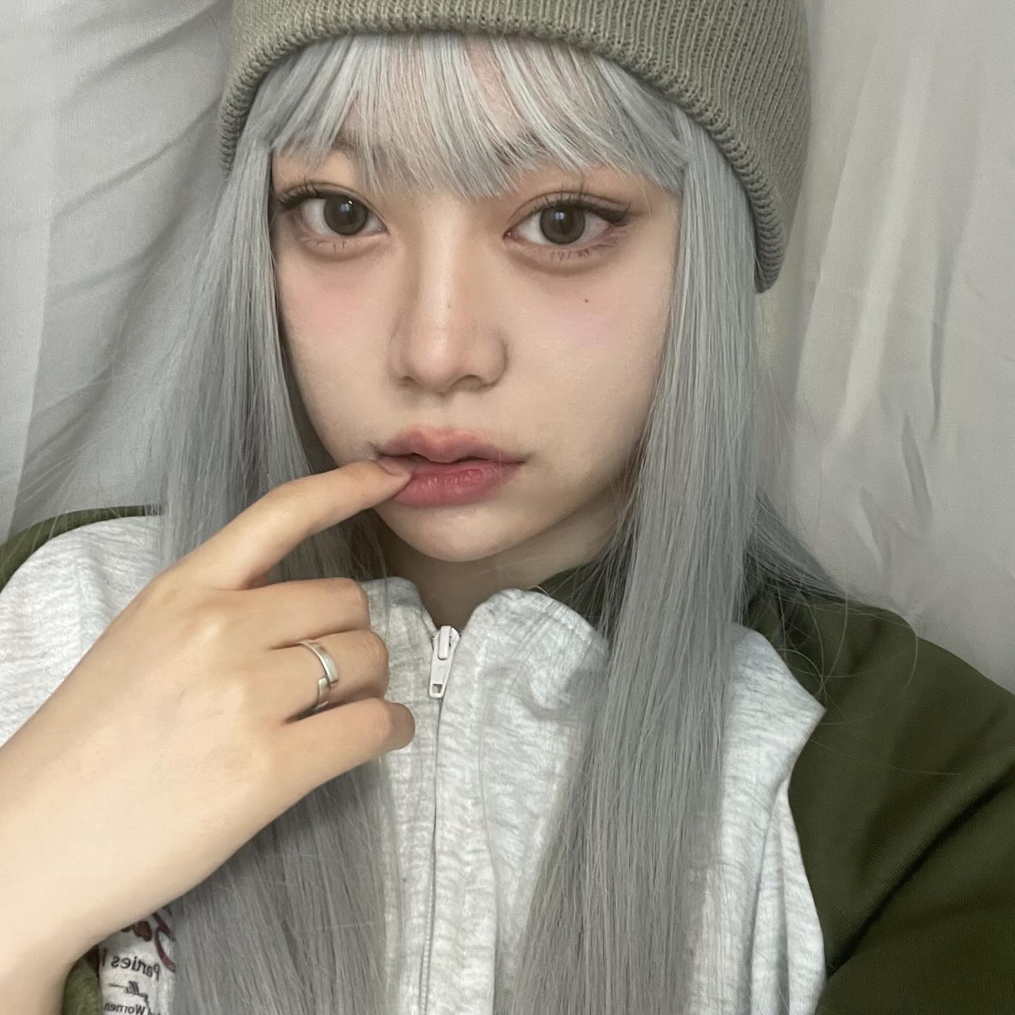 #윙플리뷰 #윙크렌즈 #츄렌즈 #chuulens #에어리로즈 #루시드브라운 #루시드그레이 #요정렌즈 

트랜디한 컬러감과 깔끔한 디자인으로 유행 탈 걱정 없는 베이직 한 컬러렌즈 소개 하겠습니다! 

윙플루언서로 채택되어 츄렌즈의 루시드 그레이컬러로 착용해보았는데용
웜쿨 구애받지 않고 고급스러운 컬러감이 돋보여서 일상에도 끼기 좋을거 같아요 심지어 생각보다 얇은 렌즈에 착용감이 무척이나 편했습니다 ㅎㅎ
원데이 렌즈라 위생걱정도 없다는 점이 장점이에요!