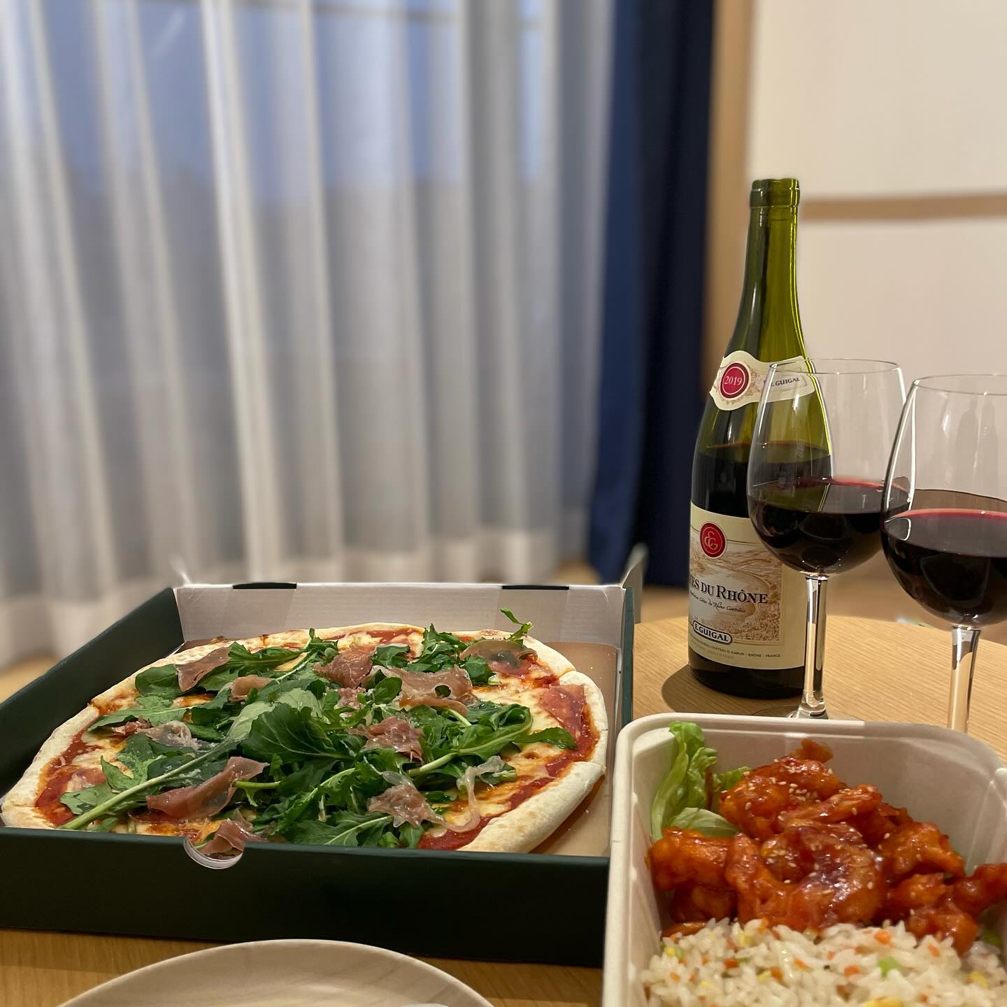 .
[ #우리집 _ #와인 ] [ #내돈내산 ]
-
최근 1년동안 갑자기 와인에 빠져서🍷🍷
와린이로서 지냈는데요
여러가지 와인을 먹어보다보니
달지않고 스파이시한 와인을 좋아하더라구요
저에게 맞는 와인은 쉬라즈(쉬라) 종류라는 걸 알게되었습니다🍇

여러분들의 최애 와인은 뭔가요
와린이에게 가성비 좋은 와인 추천좀 부탁드립니다
쉬라즈(쉬라) 종류의 와인이면 더 좋을 것 같습니다🙌🏼🙌🏼
-
#와인스타그램 #와린이 #와인추천 #쉬라즈 #wine #shiraz #syrah #ancienstempscabernetsyrah #textbook #penfolds #langmeilwinery #twohands #amaronedellavalpolicella della Valpolicella #casillerodeldiablo