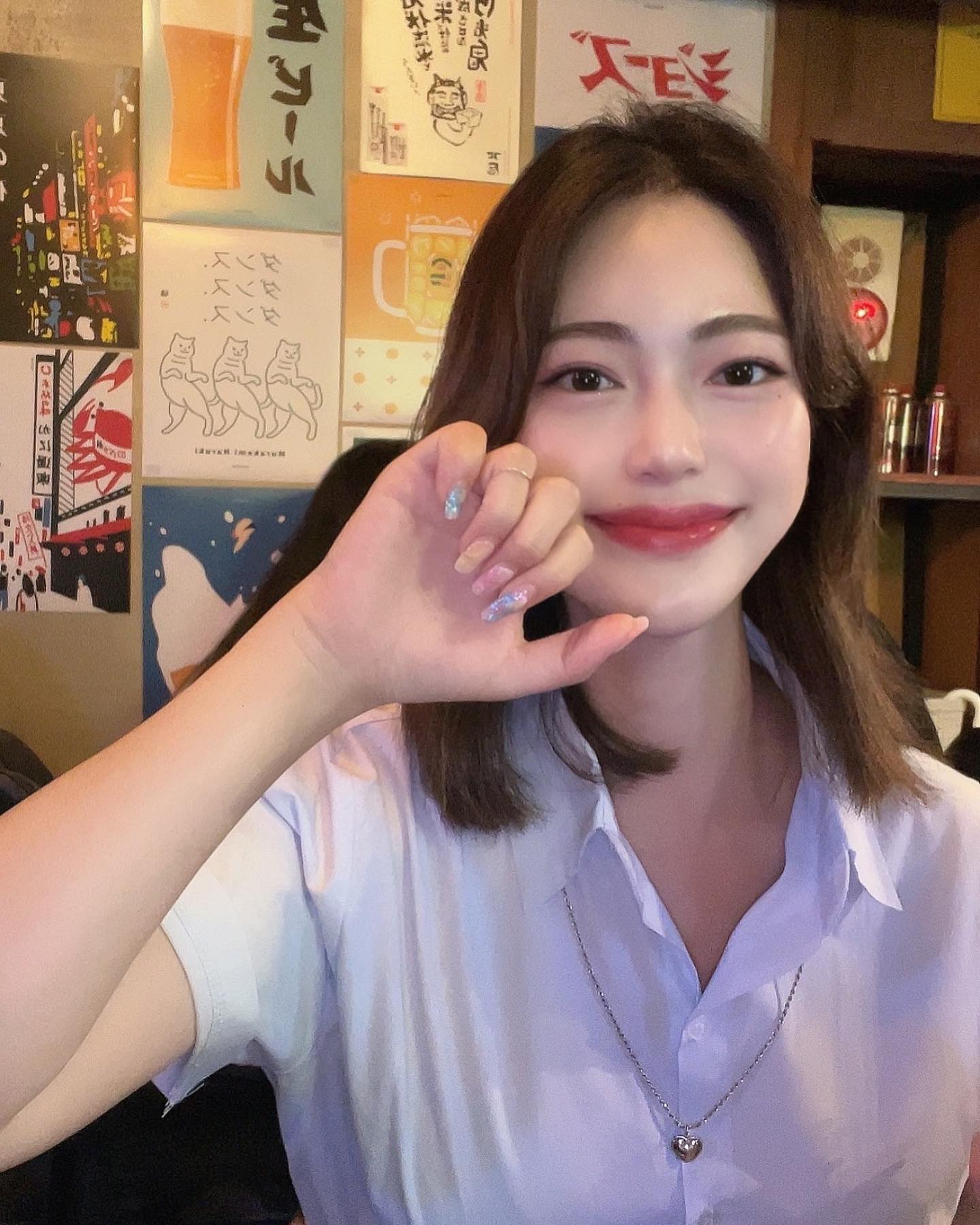 #협찬
패션아이템으로 어떤 룩에도 포인트 주기 좋은 핸드메이드 반지 소개해드려요🩵

사진 속 제가 약지 마디에 끼고있는 반지는 vivnalee 제품인데요, 망치로 두들겨서 텍스쳐가 전부 다르다고 하는데
링 테두리가 울퉁불퉁한것이 그 자체로 귀엽고 유니크해서 
꾸안꾸스러운 멋을 내고 싶을때 자주 착용하는 반지랍니당

흔해보이지만 어디에도 없는, 요즘같이 더운 계절에 시원해보이는 실버는 찰떡콩떡인거 아시죠?💍🫶
호수별로 착용해서 재밌게 연출하시는걸 추천드려요🩶

#비브나리 #마디반지 #마디링 #애끼반지 #애끼링 #실버링 #패션아이템