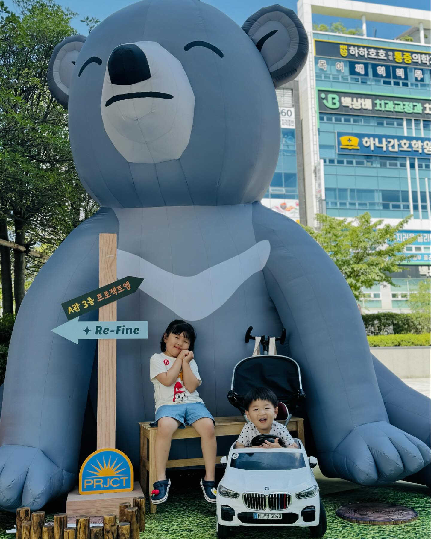 방학 9일차

친구네 집에갔는데 아가들끼리 너무 잘놀기도하고 엄마들 방전ㅋㅋㅋㅋ
사진찍을 기력이 없었지만 아가들은 행복한 하루를 보냈다고 한다^^

방학 10일차

이게 얼마만의 아빠와 함께하는 공동육아인가...🤯
아침먹고 마트행!
장도보고 아울렛 구경도 하고
점심먹고 바닥분수놀이!
날은 너무 더운데 물속에 들어가면 진짜 살것같음ㅋㅋ
놀다가 간식먹는데 핫도그 하나도 진짜 골때리게 먹는 놈....

신발벗었는데도 신발 문신되있는거 보니...
나자신... 진짜 고생했다🥹

유유남매 방학은 남았지만
엄만 출근이닷🥳🎉🎊🍻👏🏻👏🏻👏🏻
유유남매 아빠랑 재미께 놀아랏💖