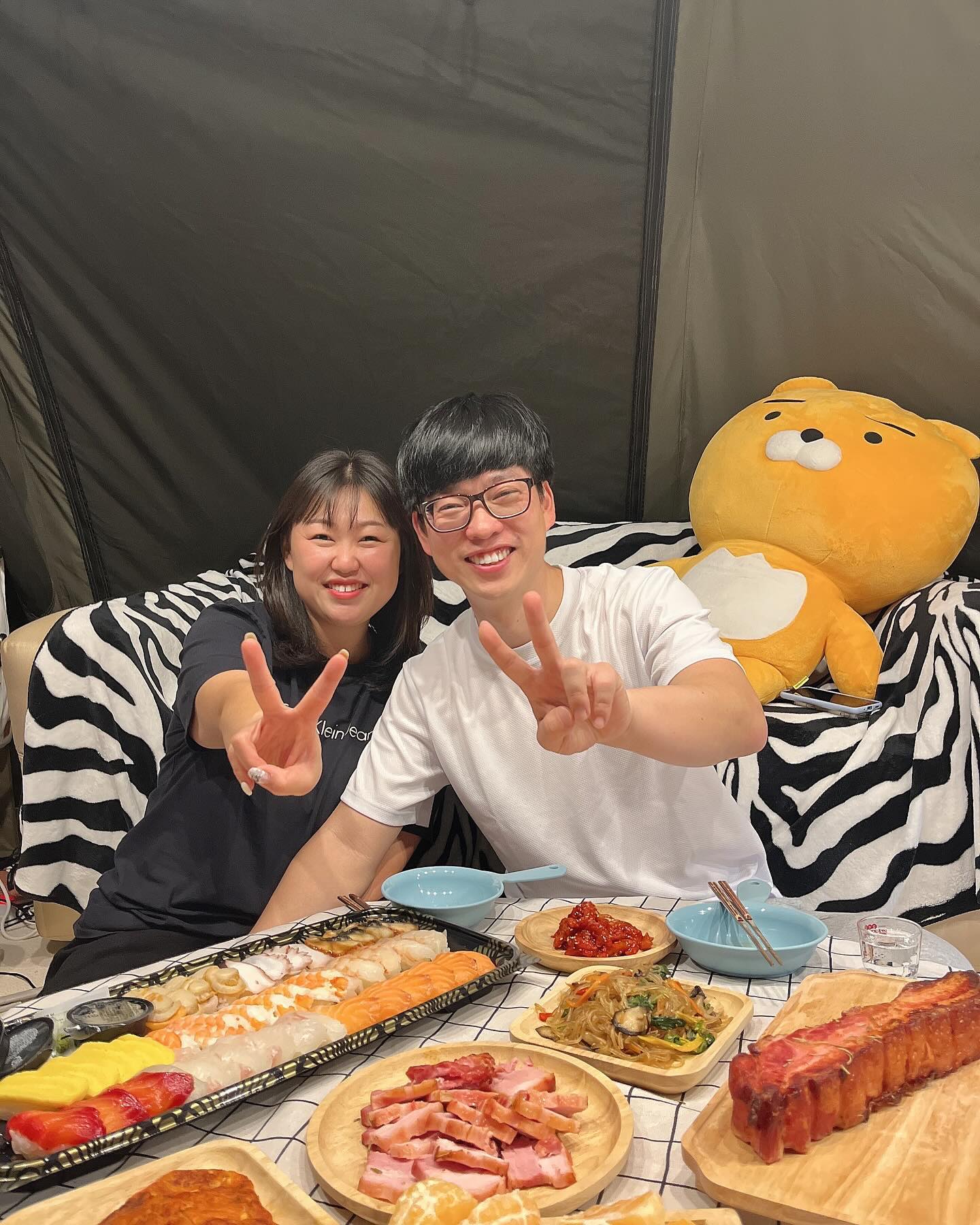 ⛺️ 장박지에서

포장음식으로 간단하게 준비 🍽️

명절이라 차막혀서 캠핑장에 늦게 도착해버린 김에
마트가서 음식을 사와서 셋팅해 봤어요 🤭

🥓 훈제삼겹살

🍣 초밥

아이들은 다 먹고 패드 삼매경 ㅋㅋㅋ

.
.
.
.
.
.
.
.
.
.
.
.
.
#캠핑#camping#キャンプ#캠핑요리#캠핑음식#캠핑메뉴#요리#훈제삼겹살#초밥#마트초밥#초밥먹방#캠핑먹방#캠핑저녁#캠핑한끼#저녁메뉴