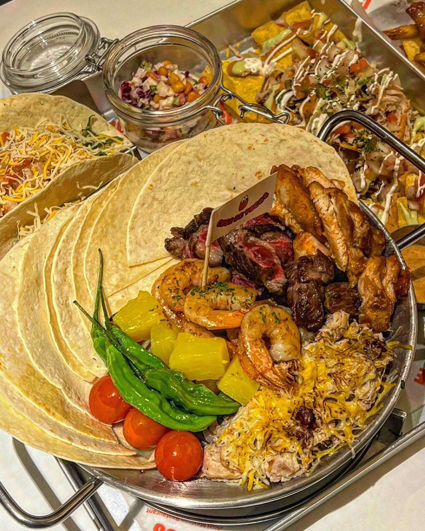 #협찬 주우재가 인정한 맛집..!!!🌮#카사데타코 

casa_de_tacos_ujb 

요즘 떠오르는 주우재님이 인정한 의정부맛집이라해서
당장 달려옴..!!!!🚴🏻‍♂️🚴🏻‍♂️🚴🏻‍♂️🚴🏻‍♂️🚴🏻‍♂️
파히타커플세트를 주문해서 배빠방하게 먹었어요
새우+스테이크+치킨+바베큐를 또띠아에 먹고싶은만큼
산더미로 쌓아서 먹으면 한방에 올킬..🤩🤩🤩
내가 좋아하는 재료랑 소스랑 골라서 먹고먹고
입안가득 맛있음x99999
타코종류도 지인짜 다양하고 매장내부도 
귀엽고 감성넘치는 남미분위기라 더 좋았어요<<

카사데타코로 멕시칸여행 떠날사람?! @@

📍#카사데타코의정부점
📍의정부역5번출구 300m
📍시민로131번길17 1층

.
.
.

#의정부맛집 #타코맛집 #감성적인인테리어 #의정부타코#의정부데이트#의정부역맛집#의정부핫플#의정부찐맛집#먹스타맞팔
.
.
.