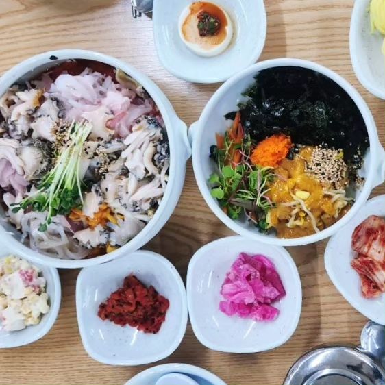 #협찬 속초가을바다 보고 왔어요 
가을 바다 앞에서 물멍 한번 하고 속초물회 맛집
속초항아리물회 방문해서 감성돋는 식사하고 왔습니다.

✨️속초해수욕장 30초컷!
✨️주차 편리
✨️매장 완전 넓음
✨️무엇보다 맛있고 푸짐함

창가쪽 자리는 뷰도 좋아서 제대로 힐링하며 식사할 수 있어요.

✔️현주엽, 입짧은햇님도 방문하고 감동하고 간 곳이래요.
✔️항아리모둠물회와 성게알밥 강력추천

바로근처 속초해수욕장에서 놀고, 속초아이 대관람차도 바로 앞에서 멋지게 돌아가고 있습니다.

가을당일치기 속초해수욕장 + 속초항아리물회
아주 Good!🤩

#속초항아리물회 
#속초해수욕장맛집
#속초물회맛집