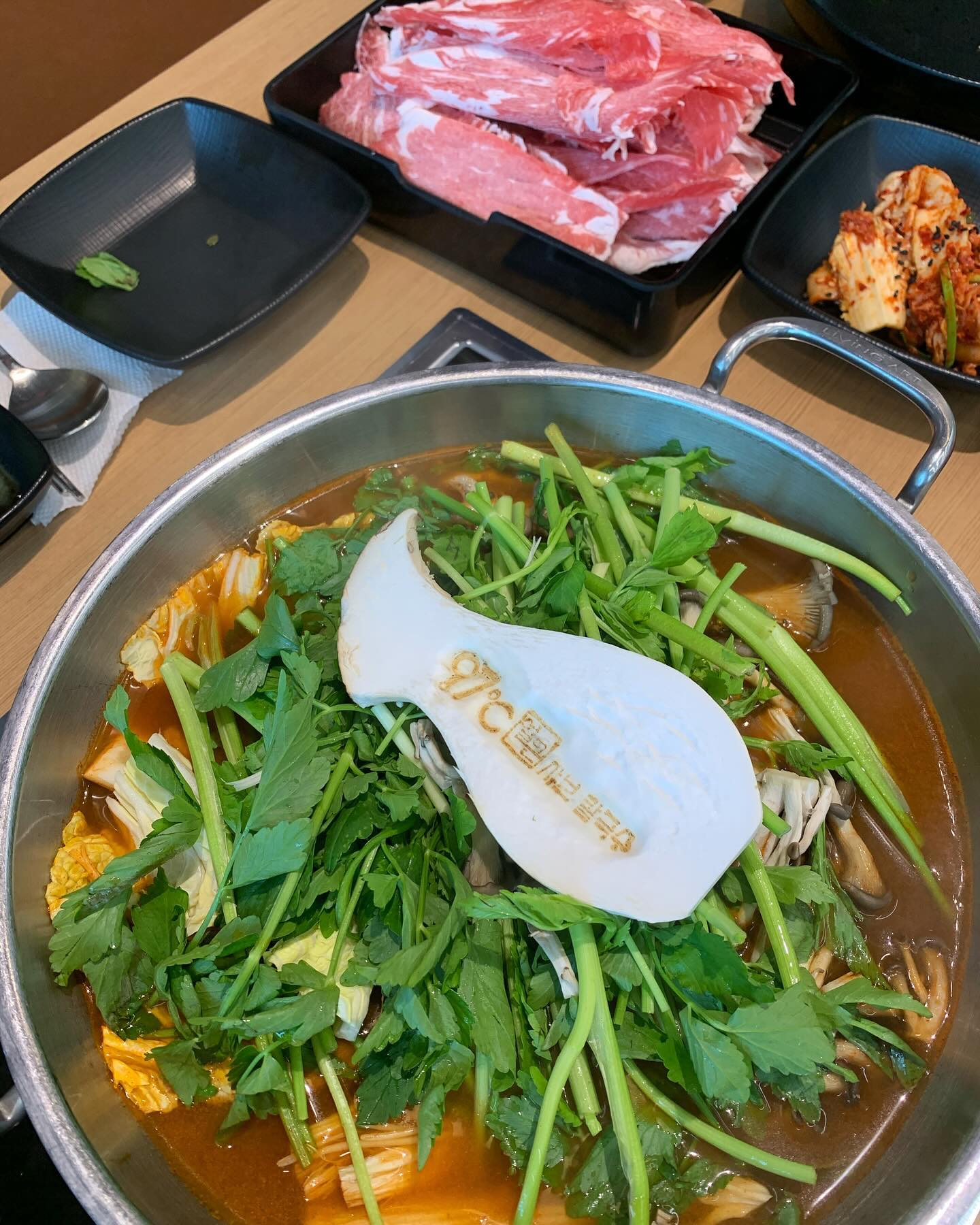 #협찬 #광고 97_shabu 

🍲구읍뱃터 맛집 97도씨 샤브칼국수🍲 

97도씨 샤브칼국수는 항상 해물칼국수 먹으러 방문하는 97도씨 칼국수 2호점으로 본점과는 다른 샤브가 포인트인 맛집이에요. 담백하고 시원한 해물칼국수와 또다른 매력의 얼큰하고 칼칼한 샤브칼국수를 즐길 수 있는데요. 신선한 채소 듬뿍! 신선한 고기 듬뿍! 마지막엔 죽 또는 칼국수로 든든하게 마무리!🥘🫕🍲 ️ 

 
🤍 11:00 ~ 21:20 
🖤 인천 중구 하늘달빛로 90-27 동오프라자 1층
 ㅤㅤ
———————————————️ 

#영종하늘도시칼국수 #영종하늘도시샤브샤브 #영종하늘도시맛집 #중산동칼국수 #영종도샤브샤브 #중산동맛집 #영종도샤브칼국수 #영종도맛집 #영종도칼국수 #97도씨샤브칼국수 #영종도데이트 #인천샤브샤브 #인천칼국수 #맛스타그램