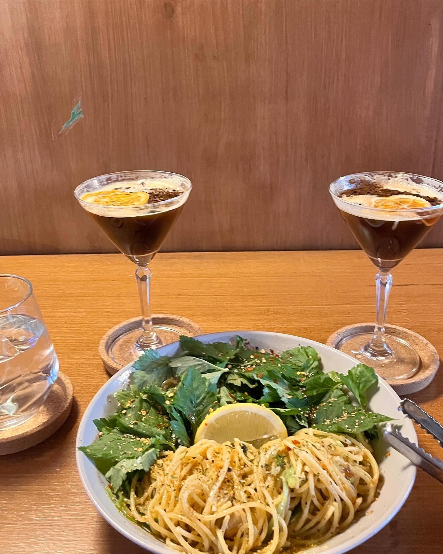 #뉴즈얼인#분위기맛집  #고잔동맛집
.
찐 만족🫶 이색메뉴가 다양한 맛집 뉴즈얼인
아늑한 분위기의 인테리어와 좋은 음악이 흐르는 곳
알콩달콩 데이트하기 좋은 퓨전요리 전문점이에요
요기 강추강추💕💕
커피부터 칵테일과 요리도 판매하는 곳이라
간단히 커피와  술한잔 마시러 가도 좋은 곳이에요
.
뉴즈얼인시그니처 칵테일🍹10
참나물오일파스타 🍝 17
올리브아이스크림 🫒8
.
뉴즈얼인 시그니처 칵테일은 커피로 만들었어요
비쥬얼 너무 이쁘고 달콤쌉사름한 맛인데요
커피맛도나는게 여자들이 좋아 할 맛이에요🍸
초초강추메뉴 참나물 오일파스타🫶🫶🫶
오일파스타인데요 은은하게 매콤하고
참나물이 느끼함을 잡아주어 계속 호로록!!
특히 면발이 너무 맛있어요 꼭 꼭 맛보시길☺️
후식으로 먹은 올리브 아이스크림🍨
바닐라 아이스크림에 올리브와 후추가
뿌려져 있는데요 은은히 짭조름 한게
달달 부드러운 바닐라 아이스크림 맛을
더욱 풍미있고 고급지게 만들어 줘요
이집에서 느껴볼 수 있는 맛이니
후식으로 꼭 드셔보세요👍🏻
.
분위기도 너무 좋고 도란도란 얘기하기 좋아서 
수다떨고 싶은 친구와 그리고 커플들에게 추천해요
커피와 술고 함께 팔아 술 못멋는 사람과도
분위기 내고 싶다면 뉴즈얼인 으로 고고❤️
.
#고잔동데이트#고잔동파스타#고잔동칵테일#고잔동양식#안산고잔동맛집 #데이트장소추천 #파스타맛집 #또갈집