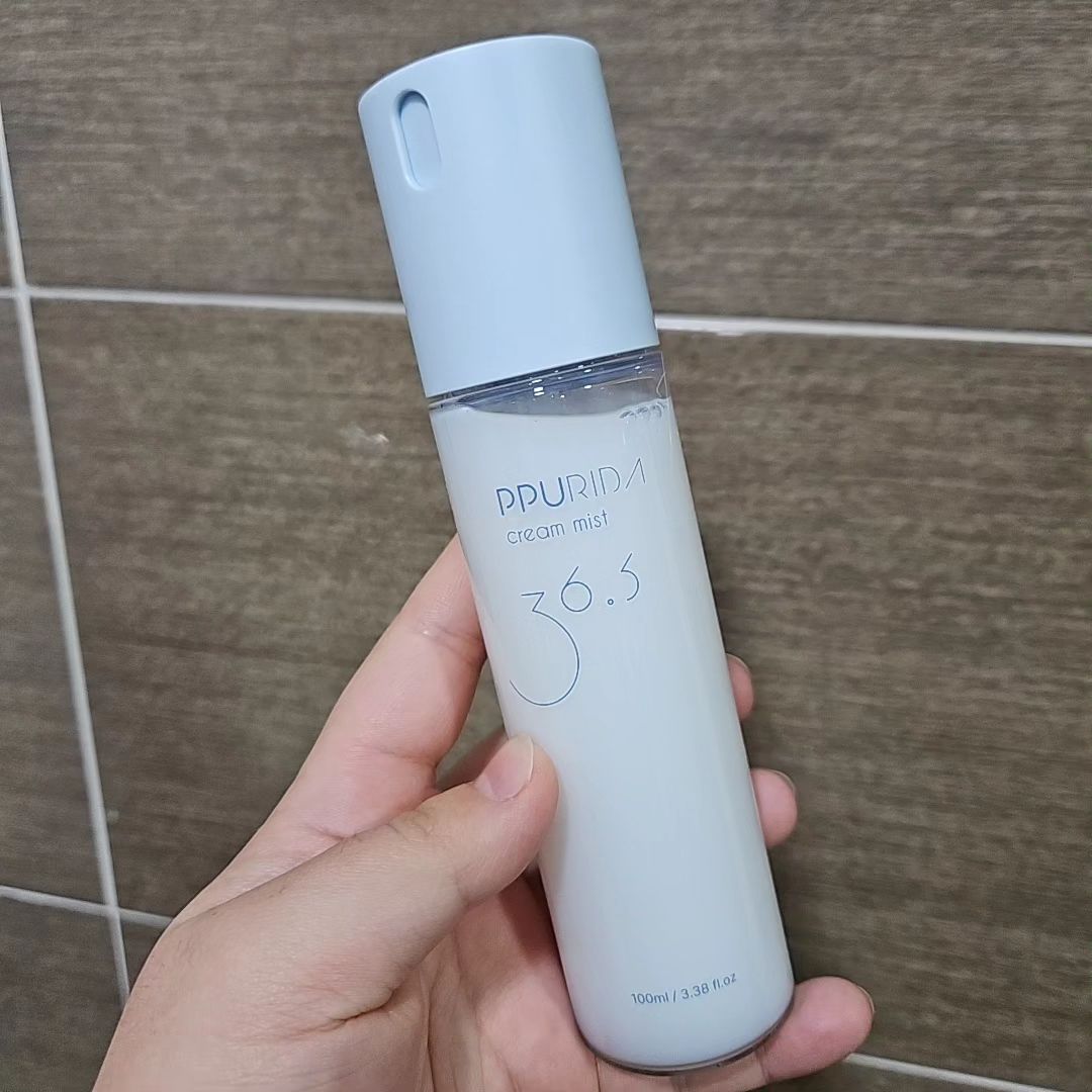 #광고 #협찬 36.5_sipuba 

제가 이번에 써보게 된 제품은
씻뿌바, 씻고 뿌리고 바르면 끝나는 3분 스킨케어인
크림미스트를 써보게 되었는데요

보통 스킨케어를 하려면 이것저것 바르고
하면 시간이 걸리더라구요
근데 이 씻뿌바 제품 하나로 스킨케어가
된다는게 너무 좋았어요

바쁜 직장인들이나 육아맘인분들이
쓰기에 딱 좋은 제품이에요👍🏻

화장실에서 세안 후 바로 미스트를 뿌리기 때문에 
빠른 스킨케어가 가능하며, 얼굴에 뿌렸을 때
끈적임 없고 향도 좋고 흡수가 빠르더라구요

스킨케어 후 바로 화장을 하면 밀리는 것없이
잘 되서 마음에 들었어요!

다음에는 크림클렌저와 
슬로우에이징크림을 써봐야겠어요

36.5 씻뿌바 제품 수익의 1%는
미혼모 가정과 함께 한다고 하더라구요

그리고 이탈리아 브이라벨을 받은 제품으로 
환경 보호 동물 보호에 동참하며, 대한피부과학연구소 
인체적용 시험을 통해 원료 물질에 대한 저자극인증을 받았다고 해요

나는 스킨케어를 한번에 끝내고싶다! 하시는 분은
씻뿌바, 크림미스트 추천드려요👍🏻