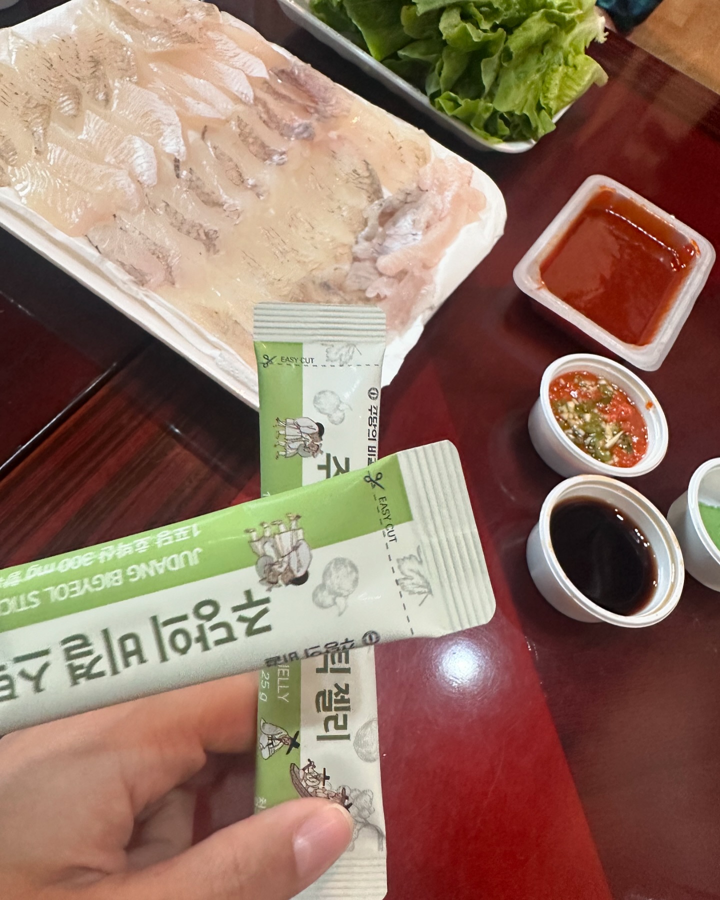 1받2일 
이렇게 먹다간 죽어..할정도로 눕눕 먹방 반복인ㅋㅋㅋㅋ
사진에 못담은 꽃게찜 , 해물파전, 옥수수찐빵, 해장콩나물국, 치킨 등등
쉴새없이 입에 넣었다는게 신기할 따름

그리고 야심차게 준비해오신 윷놀이 너무 재밌었다🤣🫶🏻

알찬 하루보내고 달려와 난 내일의 출근을 준비한다 😭
같이 함께한 식구들은 아직 그 재미난 곳에 머물고 있는뎁 ㅠㅠ
#대부도여행

.
.
그리고 요즘 #주당의비결스틱젤리 핫하다며?