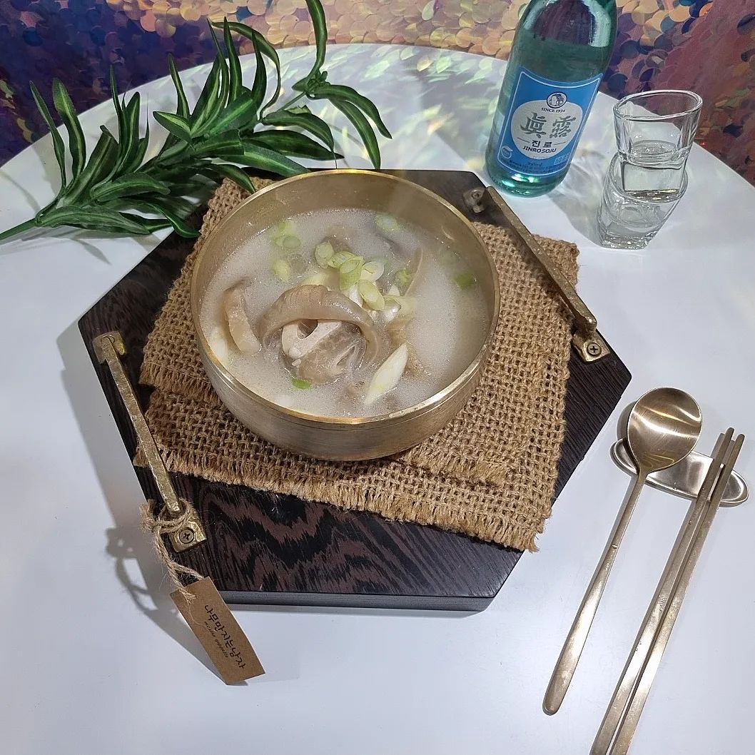 #협찬

안녕하세요 신양이에요 😻
오늘은 나문희 선생님의 밥상가득 보양식 한우우족탕을 소개합니다!!

100% 우리소, 한우를 사용한 재료부터 믿고 먹을 수 있는 제품으로
간편하게 몸보신 하기 너무 좋더라구요😊

저 요즘 독감으로 3주 넘게 고생하고 있는데
이거 한팩 팔팔 끓여서 땀흘리고 먹었더니
감기가 싹 낫더라구용👍👍

화학 첨가물 없이 국내산 천일염으로
맛에 충실했고 24시간 동안 우린 한우사골추출액을 사용하여
엄청 고소하고 진하고 너무 맛있더라구요😋👍👍
푸짐한 한우 우족이 한가득!! 고소하고 쫀득쫀득한 식감이 일품이에요😻

라면이나 떡국 끓일때 저는 여기에 끓이는데 보양라면,
보양 떡국으로 완성되더라구요

냉동실에 쟁여두고 반찬없을때 이거 한팩 끓이니
밥 두공기 순삭이더라구용😋👍👍
너무 너무 맛있는 나문희 선생님의 밥상가득 한우우족탕!!
신양이가 적극 추천합니당 😻😻

잠시 후 5시 40분
현대 홈쇼핑 첫런칭이니 많은 관심 부탁드려요!!!🥰

구매링크 . https://bit.ly/3vrqjYu

#나문희우족탕 #한우우족탕 #나문희밥상가득협찬