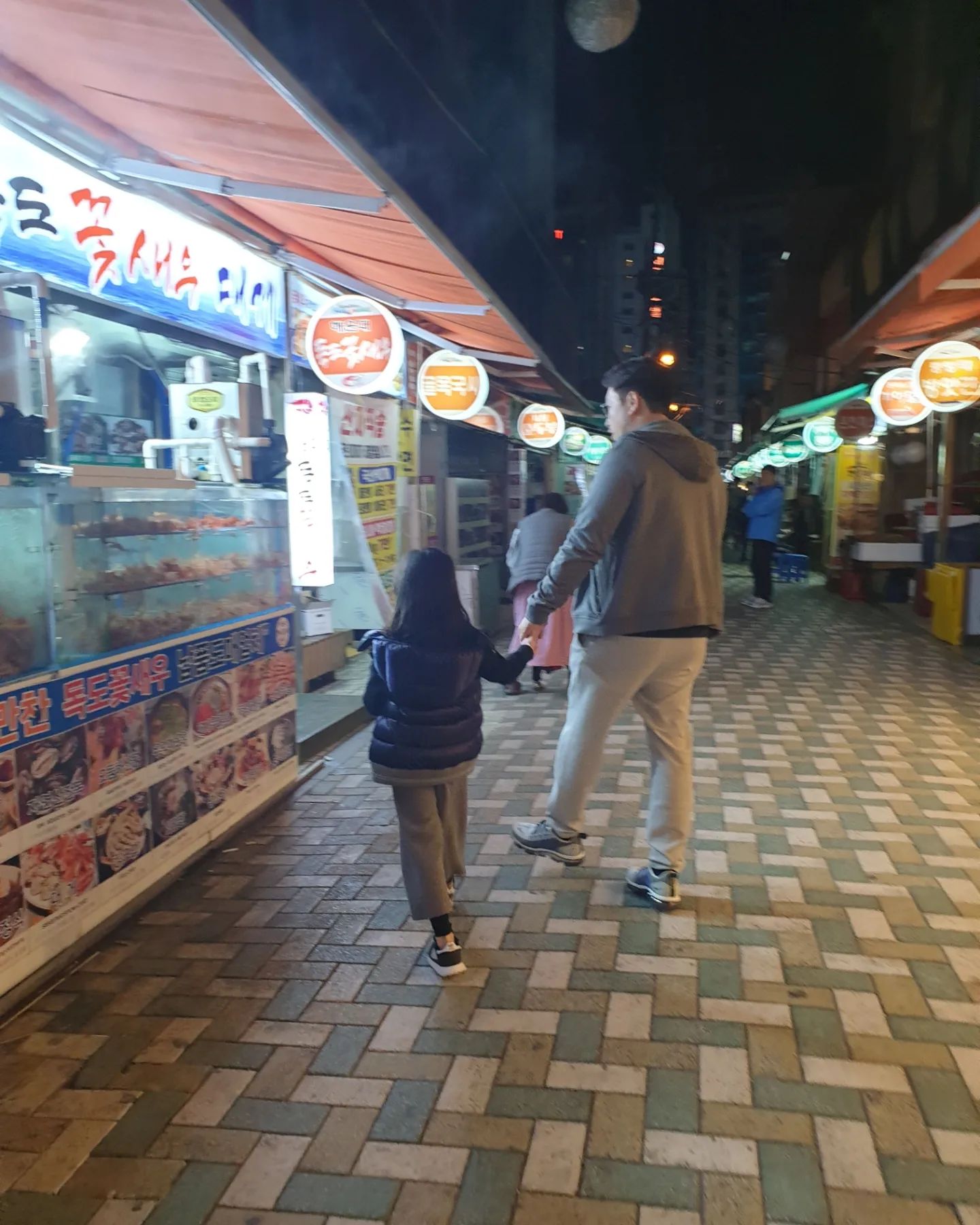 아빠 손잡고 쫄랑쫄랑 다니던 꼬맹이가
아가씨가 다됬네
이제 손따위는 잡을수 없는 사춘기 소녀
#도우터#중딩맘
