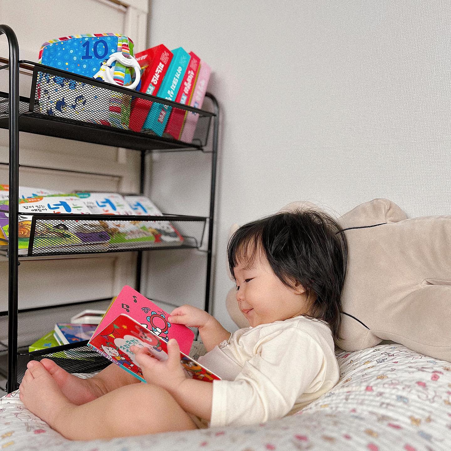 #인생546일차 #마음의양식 
 
 
책 읽는 지적인 녀자 📚
는 무슨, 한 페이지 읽고 "따따יִיִיִיִ" 
다른 거 꺼내서 또 "따땨יִיִיִיִ" 
 
비록 팝업북 속 주인공들은 다 뜯겨나가
홍철 없는 홍철 팀이지만
그래, 펼쳐서 읽어보는 게 어디야 દ ¨̯ه૩ 
 
 
 
 
 
#17개월아기 #이프림🌿