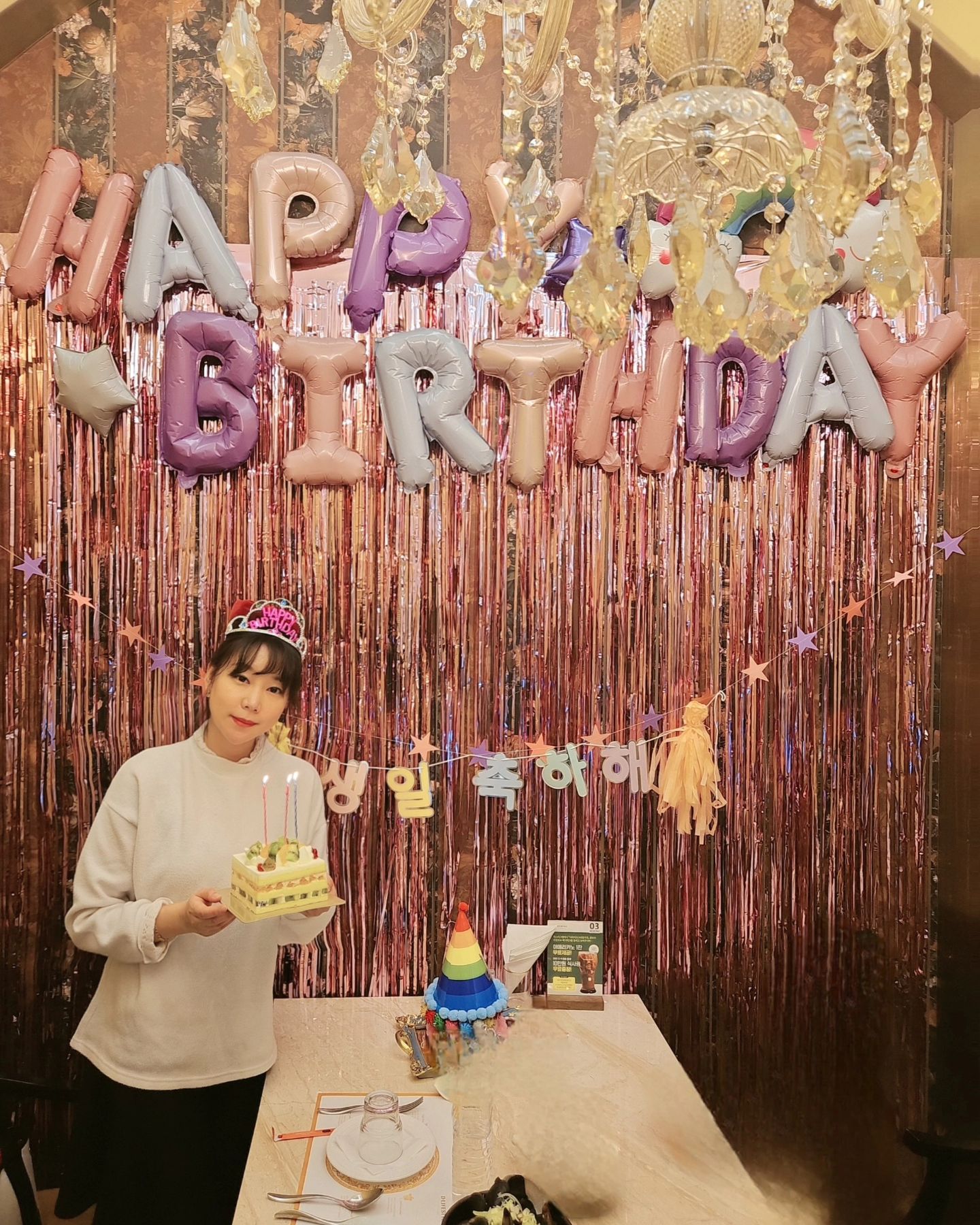 ⁣
#hbd 🎂⁣
⁣
몇시간 안남은 나의생일❤️⁣
올해도 12시땡! 하자마자 축하세례🎉⁣
⁣
생일초 뒷자리는 이제 잊고싶어지는 나이다😆⁣
⁣
집에도 생일풍선도 예쁘게 꾸며둔 남편 덕분에 ⁣
올해는 식당에서도 집에서도 생일 분위기 물씬이네:)⁣
⁣
나이 먹는건 싫지만.. 생일축하는 언제나 행복하다⁣
⁣
⁣
⁣
#mybirthday
#디라이프스타일키친⁣
⁣