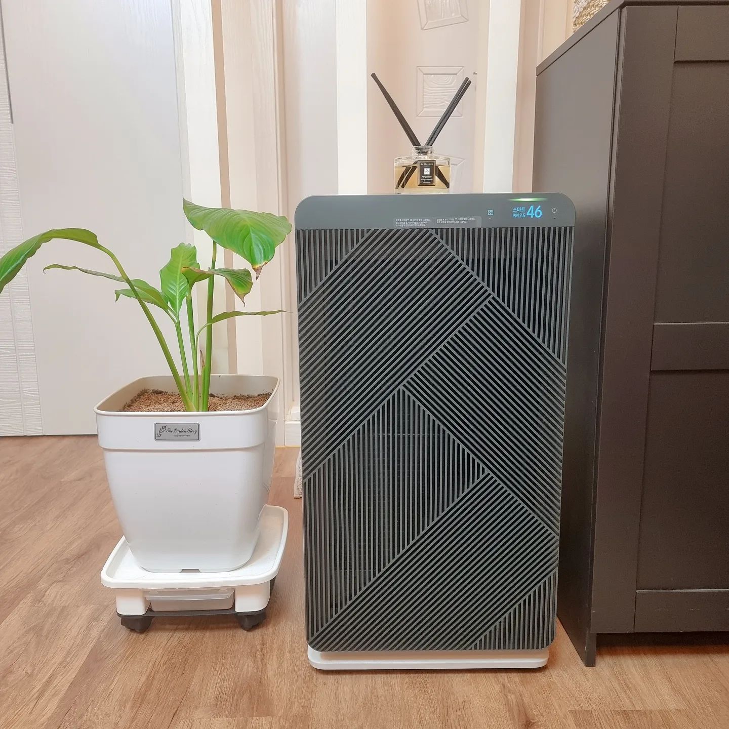 📍내돈내산 삼성스토어 비스포크큐브에어 
AX70A9500GND (딥그린컬러)

2024삼세페 가즈아ㅎㅎ 

⚠️이벤트 참여를위해 작성 하였습니다.

공기청정기는 내맘이 편하고자
꼭 있어야하는 가전 제품인데요
곧 짜잔이가 태어난다 생각하니
더욱더 필요하겠단 생각에 
남편이랑 집근처 삼성매장 가서
바로 구매했어요 렌트할까 하다가
삼성꺼는 디지털인버터모터가
평생보증이라기에ㅎㅎ 믿고
구매했어요 
아무래도 가전제품은 A/S생각을
안할 수 가 없기에ㅎㅎ
요제품 선택 이유중 젤큰이유는
에너지소비효율 1등급 이였어요 
전기세 생각해야졍ㅎㅎ 저희집은
공기청정기 스마트모드로 해놓고
어디 나갈때빼고 계속 틀거든요ㅎㅎ
저희집은 가전이 다 삼성꺼라
어플 연결해서 쓰는데 진짜편해요
세탁기 공기청정기 TV 전자렌지 건조기
폰으로 작동가능하고 넘편해서 좋아요!

한 한달정도 사용했는데
소음이 일단적어서좋구요!
직바람도 적고! 
무풍청정이란 점이 좋아요
바퀴달려서 이동도편하고
디자인이 너무 예뻐서 어디다가 놓아도
인테리어 방해없이 어울리는
것도 한몫 하는거 같아요ㅎㅎ 

아기가 자라날 집은 역시 
공기청정기 필수겠죠?ㅎㅎ 
요즘 아기생각해서 이것저것 구입하다보니
집이 점점더 좁아지는데
저만 그런거아니져?ㅎㅎㅎ 
여튼 내돈 내산 가전 후기 써봤어요!
저번에 가습기 추천도 
다들 좋아해주시더라구요 
안그래도 모 좋은거 없나 하셨다구
ㅎㅎDM도오고ㅎㅎ 뿌듯해서
하나더 추천할겸 써봅니당❤️👍👍

#삼성스토어
#키워드후기챌린지
#후기이벤트
#갤럭시 #삼세페 #스마트싱스