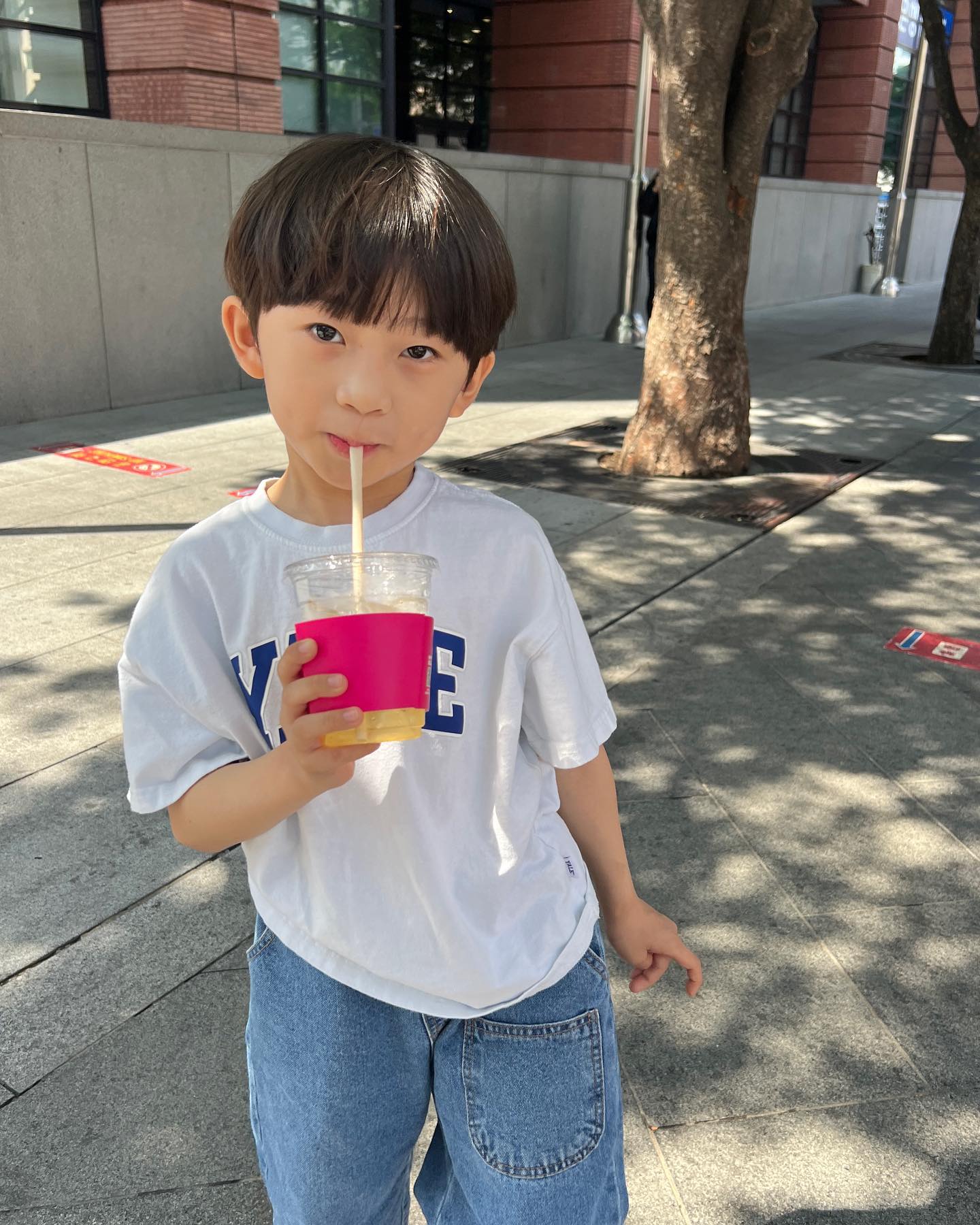 귀여움의 한도초과는 어디..?
선우 언제까지 귀여울래?😍
도치맘이라 뎨동합니다..💕

#리틀이도현 #이도현아역배우 #이도현어린시절
#이도현배우님 #라미란아들 #라미란배우님
#나쁜엄마 #더글로리 #아역배우공선우