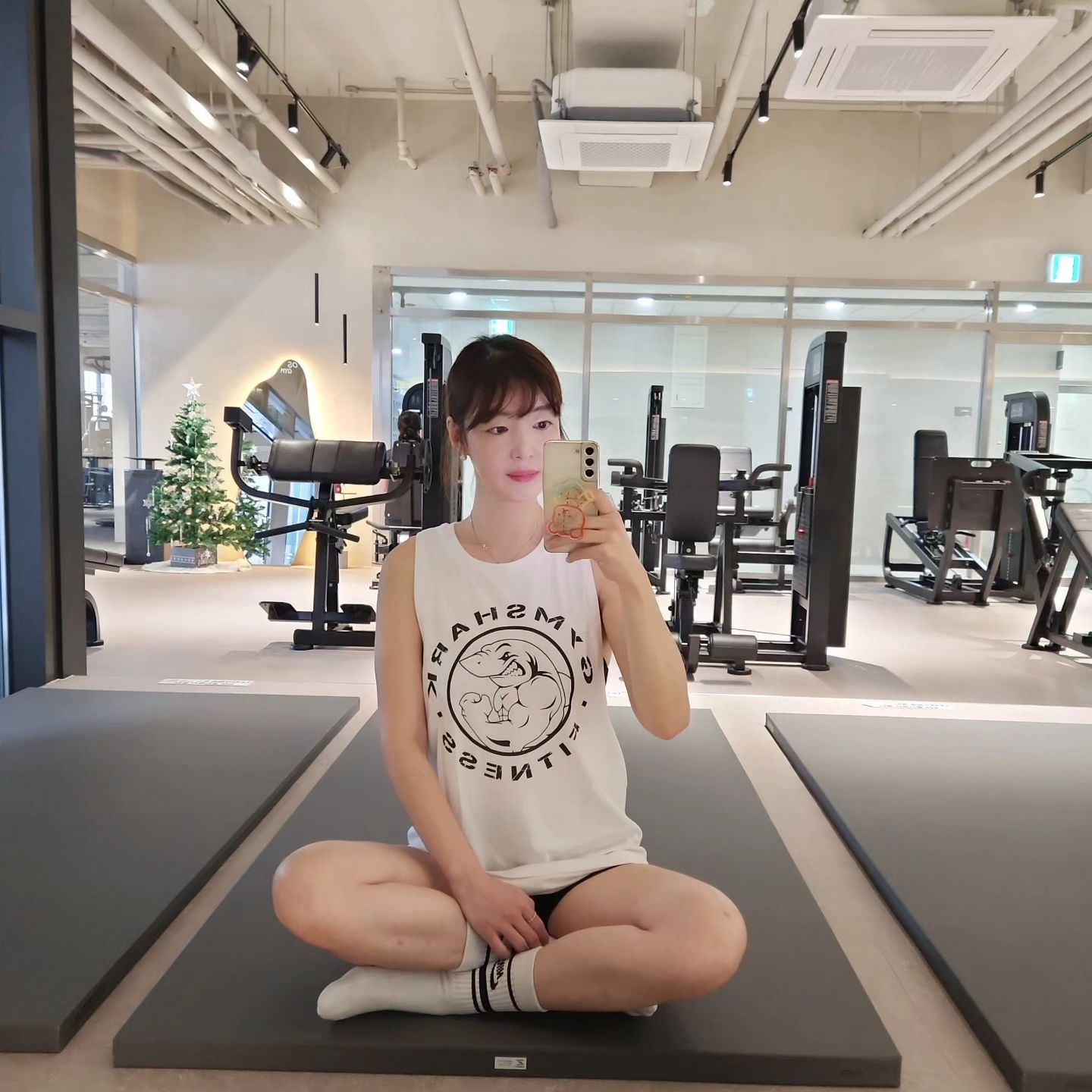 #르미_운동 

다들연휴 잘보내셨나요?
저는 유산소하러 주말에도 운동갔구
어제만 쉬어줬어요.
이젠 마지막이라고 생각하고 연휴동안
과자도 종류별로 뿌셨지요ㅋ🧇🥨🧆🥞
새해첫운동은 힙운동으로 시작했구 
사람은 생각만큼 안많더라구요ㅎ
그래도 새얼굴들은 있었어요.(다들열심열심🏋)

2차유산소하러 가을🐶이랑 비장하게 나갔는데
안걸어서 그냥안고다녔다는;;왜 걷기싫은걸까..

드뎌24년이되었으니 저는 다이어트도시작할거구
작년보다 근성장도 많이해보려고해요

항상 소통해주시는 찡구들 너무감사하고❤️
올해도 소통마니하고 응원도많이할께요
다들 새해복많이받으세요🙇‍♀️