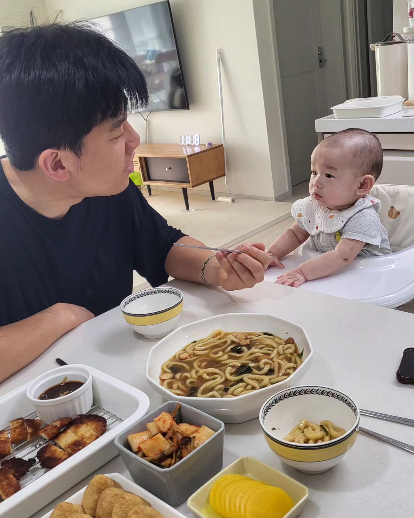 D+199👶🏻💎

단우는 이유식 먹기 시작하더니 
밥만 보면 흥분하고 엄마 아빠 먹을 때마다 참견해야 함🤭

#벌써 #훌쩍 #컸다고 #😂 
#육아일기 #아들맘 #흑토끼띠