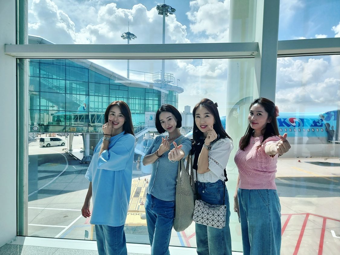 4개월만에 또 다낭~
4월달에도 이번달에도 회사 워크샵~
풀파티 두번 하다가는 살이 쭉쭉 빠지겠어요~~~씐나고~씐나고~~
흥을 얻고 허리를 잃었다 😂😂

우리 회사 좋은 회사 

#일상 #소통 #힐링캠프 #회사워크샵 #daily #danang #followforfollowback
