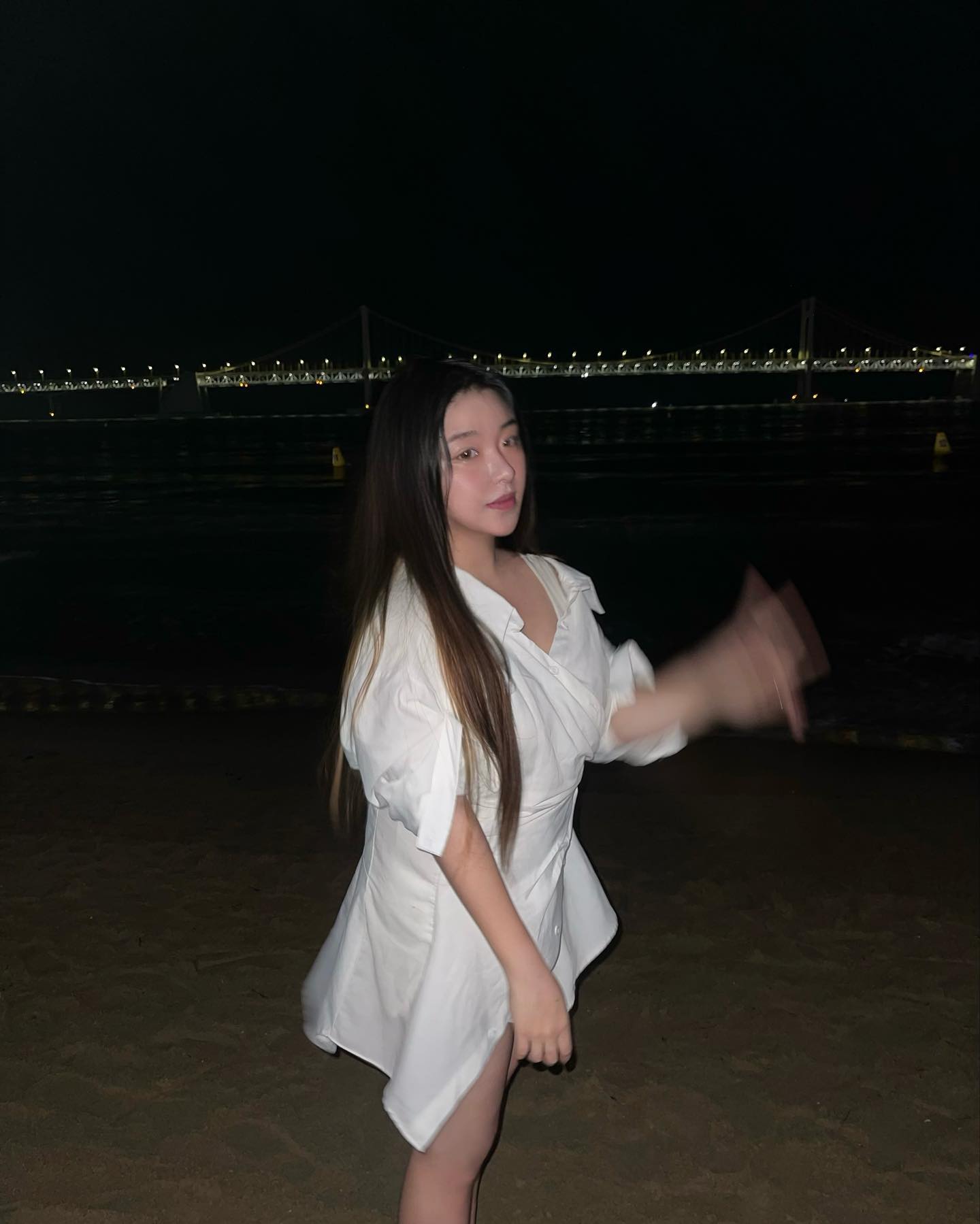 비오는 날의 #부산 #광안리 , ,
Feat.고은 으루 피처링 아닌 첫 싱글 앨범 녹음 진행중 지난 겨울 같이 음원 발매 진행했던 20대 작곡가 님과 같이작업 ! 
가사를 직접 제가 손보기도 했어여. .🫶🏻🫠 
밑지방에 나와같이 볼일이 있는 학교 동기들과 차를 타고 고생하면서 녹음하고 왔는데 
노래징차 주변 지인들이 다들 좋대영 .. 사랑 노래로 수정 하려다가 꿈얘기로 진심을 담아봤어여 이번엔 서울 곳곳 신인 인디 공연과 함께 하는 계획도 잡고
해외여행도 자격증 계획도 모르겟구 학교 개강전 꼭 발매하려고 발로 뛰며 전쟁중 ..🤯
