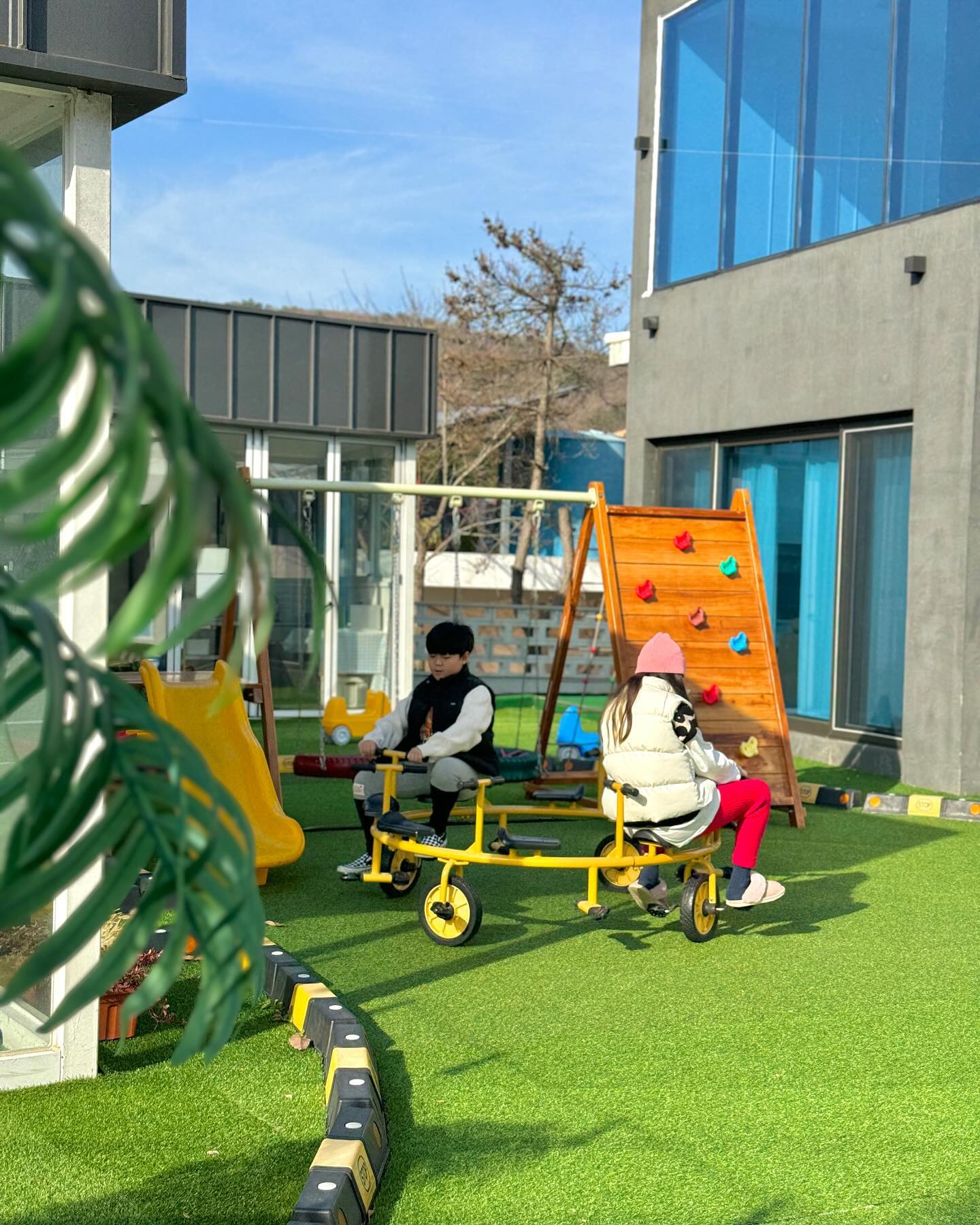 #숙소기록_꼬요민 

경주 4가족 가능한 대형 풀빌라💛💛

최대20인까지 가능한 풀빌라 보신분 ??!
룸 4개 각 패밀리 침대에,실내 키즈놀이터
24시간 온수풀,넓은 잔디마당 야외놀이터 까지 
여긴 아이들천국에 분명해.. 👧🏻🧒🏻💗

🏡경주키즈마을 kids_mauel 
📍경북 경주시 보불로 318-9
▫️기준4인 (최대20인)
▫️입실 15:00 / 퇴실 11:00
▫️방4개 침대7개 욕실4개

#경주풀빌라#경주키즈풀빌라#경주키즈마을#키즈마을#꼬요민_경주
