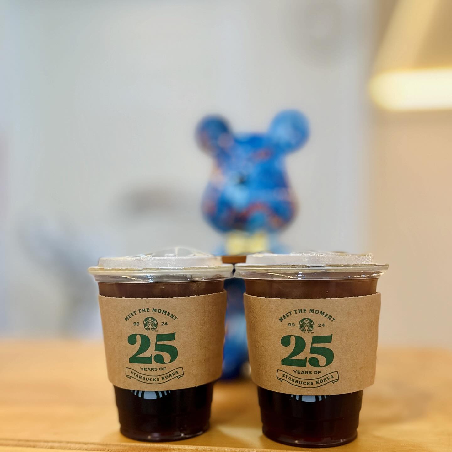 #스벅 #25주년기념 
1+1 스벅은 #이벤트 을 너무 많이해~ ㅋ 너무 맛있다^^ 난 #아아 
아아만 먹다보면 달달한게 먹고파~ㅋㅋ

먹으면서 공부중… #여유

#송촌동카페 #송촌동미용실 #헤어디자이너일상
