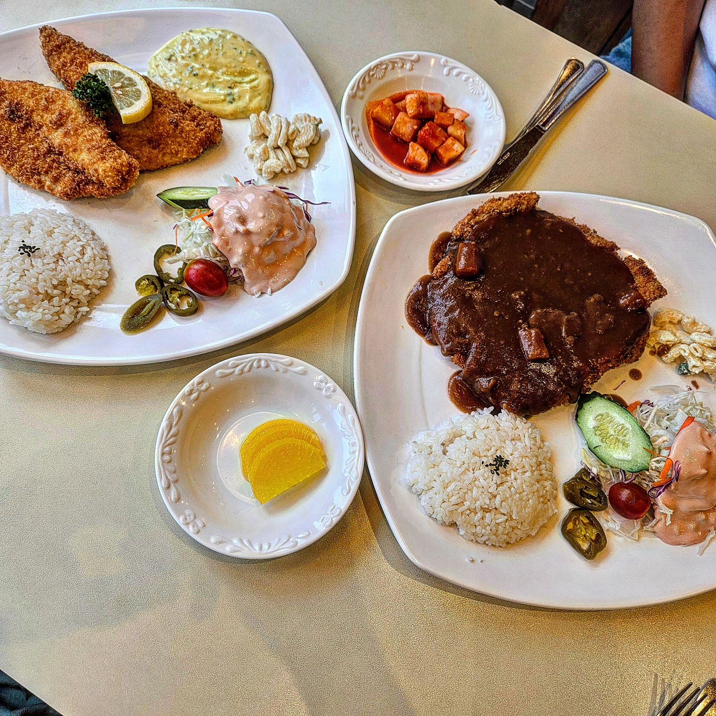 요래조래 많이 봤으나 첨 와본 곳

여기는 남포동 이승학돈까스
여기저기 많이 나와서 생일 기념 가보았다.

메뉴는 이리보고 저리보고 보고보고 또 봐도
까스 시리즈 밖에 없다.
돈까스에 사이드가 먹고 싶은 맘도 있으나
리얼  까스 시리즈 하나만 하는 집

근데 그 하나를 잘 합니다요👍
옛날 경양식 돈까스 맛 그대로인 것이 좋다.
일식보단 경양식 돈까스 좋아하면 추천

다만 앞서 말한 것처럼 까스류 밖에 없어서
다양한 사이드도 찾으신다면 비추

아! 여기도 일요일에 쉼

➰️ 이승학돈까스 본점
➰️ 부산 중구 광복중앙로 12 2

#남포동 #남포동맛집 #부산맛집 #맛집 #맛집투어 #맛집추천 #돈까스맛집 #돈까스 #이승학돈까스 #광복동맛집 #광복동 #먹스타그램 #먹스타 #맛스타그램 #맛스타 #국제시장 #깡통시장 #용두산공원