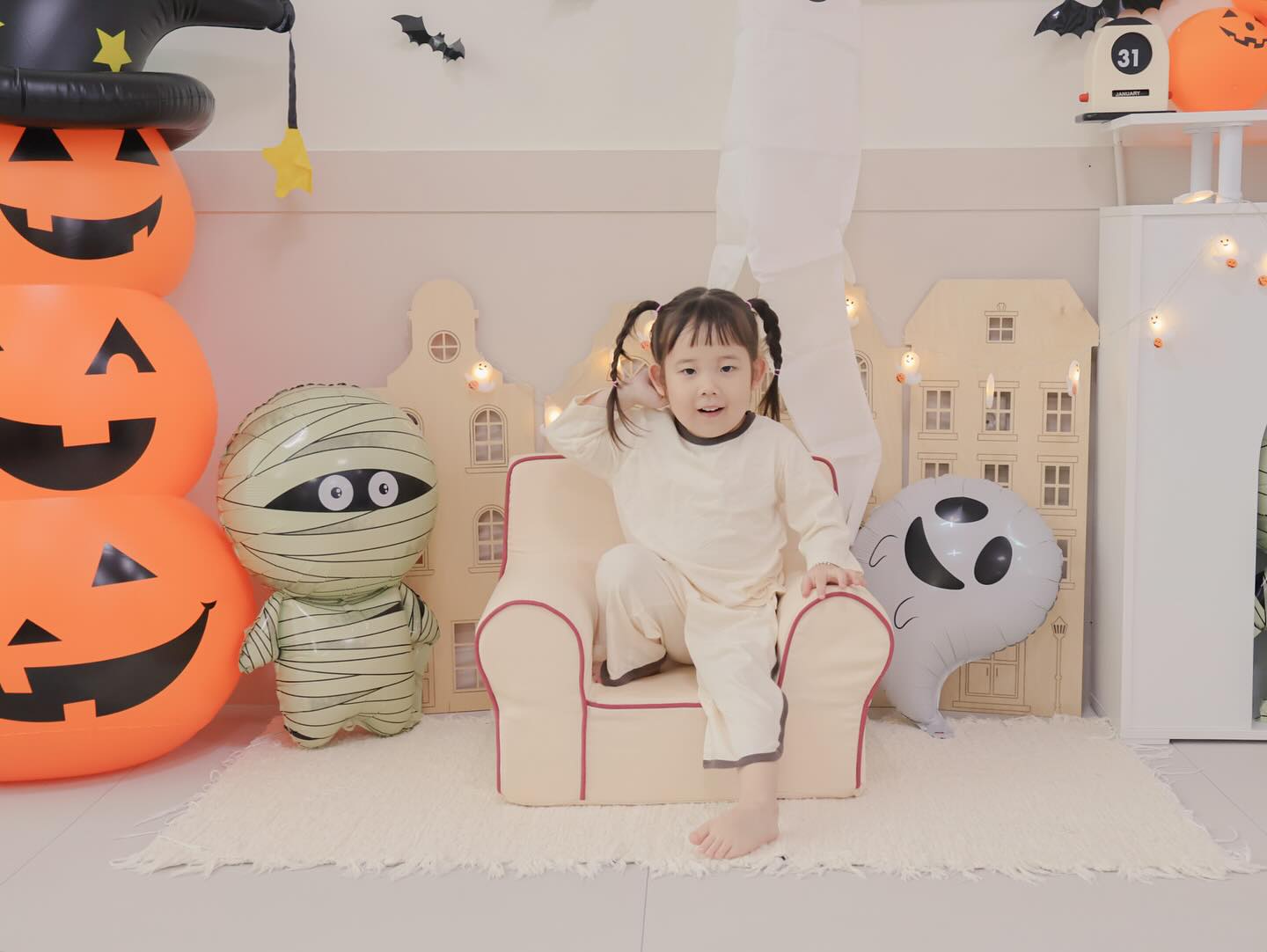 #협찬
⠀
⠀
할로윈 분위기 물씬, 
아율이네 집에 온 리틀라이프 유아소파

가벼운 2.2kg 무게에 손잡이까지 있어 
이리저리 옮기기 편하고, 
생활방수 면 100% 소재로 오염 걱정도 없어요. 
⠀ 
베이지 컬러가 우리집 인테리어와 찰떡!
포토즌로도 좋고 아이도 엄마도 대만족이랍니다
⠀ 
절대 후회 없을 선택이에용〰〰 
⠀
⠀
🔖 littlelife.official 
#리틀라이프 #키즈소파 #아기방꾸미기 #육아템 #추천육아템 #유아소파 #아기소파
