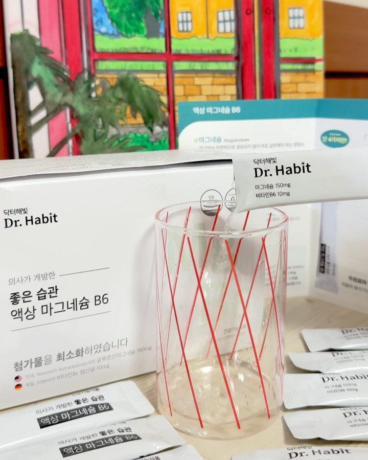 ✅ 소아과 전문의가 직접 개발한 『닥터해빛 좋은습관 액상 마그네슘 B6』 추천해요!!

「마그네슘」은 인체에서 4번째로 많은 미네랄로 건강한 신체를 위한 필수 영양소인데요!

저는 피로하거나 눈밑 떨림이 있을때 항상
마그네슘을 섭취하고 있어요🥹🥹

영양제를 섭취할 때마다 알약 특유의 목넘김의 느낌 때문에
늘 거부감이 있었는데

닥터해빛에서 출시한 액상타입의 마그네슘 영양제를 알게 되어서 불편함 없이 잘 섭취하고 있답니다!🥰🥰

✅ 마그네슘 효능으로는

1. 우리 몸의 에너지를 내는데 중요한 역할을 하고

2. 신경계에도 관여 하여 근육의 이완과 수축에도 큰 도움을 주고있어요
👉🏻생리통이 심하거나 자주 근육통이 있으신 분들께 추천해요❕

3. 수면을 유도하는 트립토판이 잘 공급 되어서 수면에도 큰 효과를 볼 수 있어요👍🏻👍🏻
(실제로 후기 글을 보시면 수면에도 효과를 보신 분들도 많아요)

이제품이 더 마음에 드는 이유 중 하나가 바로❕
맛이나 흐름을 좋게 하는 첨가물이 전혀 들어가 있지 않아서 너무 좋았어요😆😆

✅ 섭취 하시기 전에 원재료 특성상 뭉침현상이 있을 수 있으니 충분히 흔들어 주세요!!

그리고 닥터해빛 네이버 스마트스토어에서 가장 저렴한 금액으로 구매가능 하니까 참고 부탁드려요!!

📌구매링크

https://smartstore.naver.com/dr-habit/products/8116406963

#협찬 #광고 #닥터해빛 #닥터해빛마그네슘 #액상마그네슘 #마그네슘 #영양제 #영양제추천 #마그네슘추천 #무첨가 #무첨가액상마그네슘 #닥터해빛좋은습관