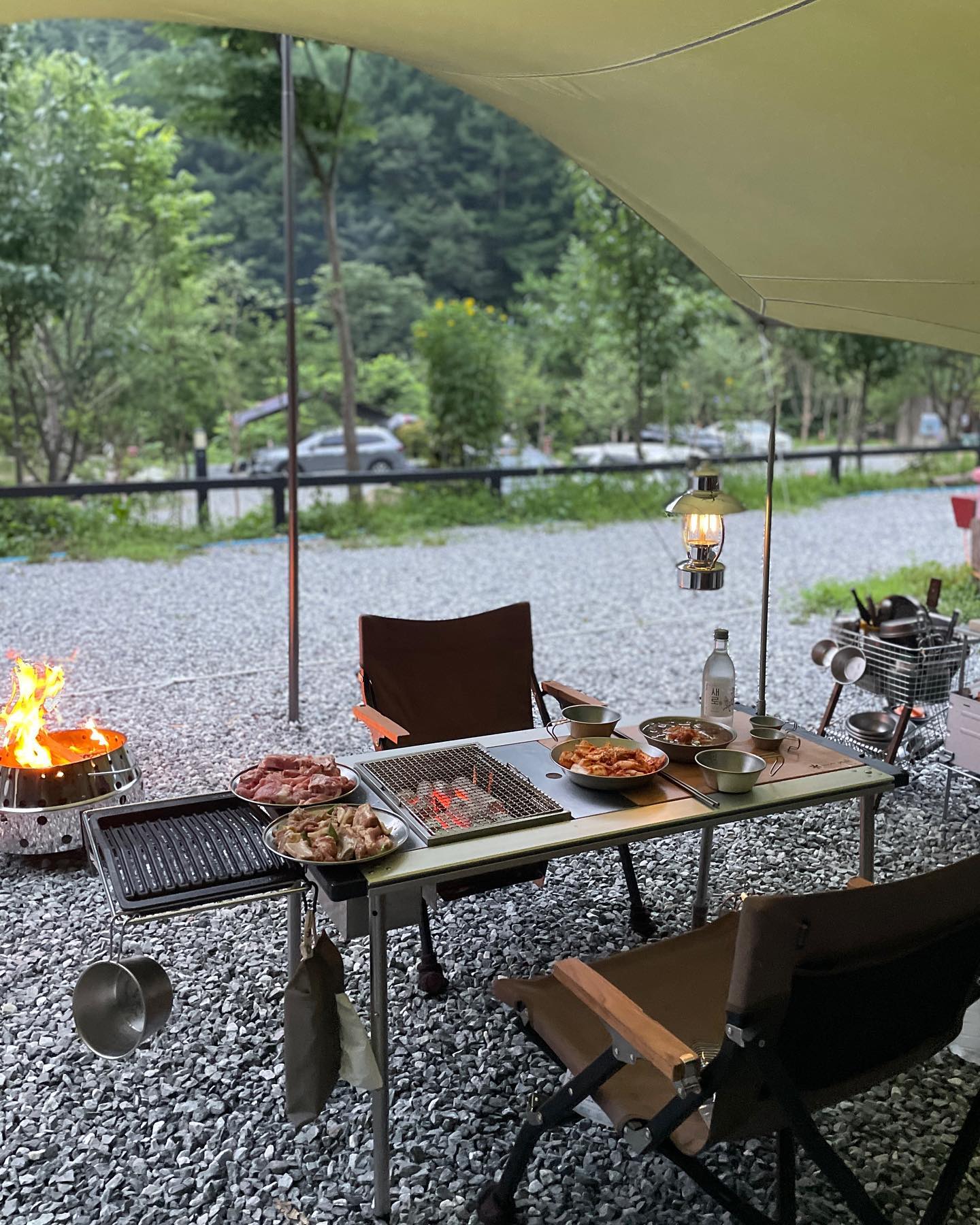 뭘 좋아할지 몰라 두개 다 준비했어,,🧡🧡 
느낌으로 돼지갈비 생고기 반 양념 반🥩
(양념은 남편이 직접함,, 나한테도 이렇게 정성들였으면 차암 좋겠다🫨) 

이번주도 숯불구이!!!!❤️‍🔥❤️‍🔥

할로윈캠 예약 실패해서 또 초안산 캠핑장 줍줍했지요,,🤭 
나는야 프로 줍줍러〰️