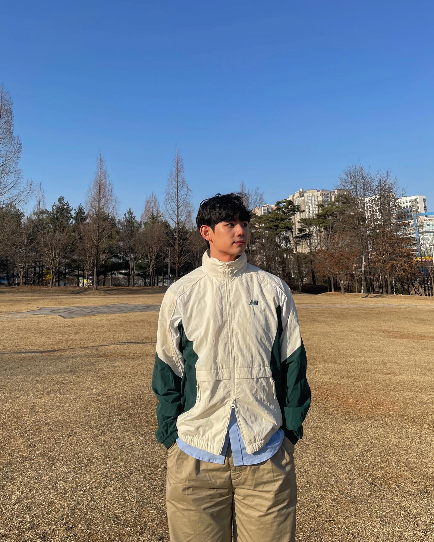 #협찬 newbalance 

'플라잉 웜업자켓‘

사이드 절개 배색으로 스포티한 무드를 살린 뉴발란스 플라잉 바람막이입니다!🔥🔥

가벼고 청량한 터치감이 포인트인 나일론 소재✨✨
봄코디 아이템으로 필수인 바람막이✌🏻✌🏻

날씨한테 플러팅 당해버렸다....😌
다들 오늘도 월요팅입니닷🙏🏻

#뉴발란스 #뉴발란스바람막이 #newbalance #바람막이 #바람막이코디 #봄코디 #봄코디추천 #남자코디 #남자패션 #코디추천 #데일리코디 #오오티디 #오오티디패션 #옷스타그램 #ootd #ootdfashion #korean #koreanfashion
