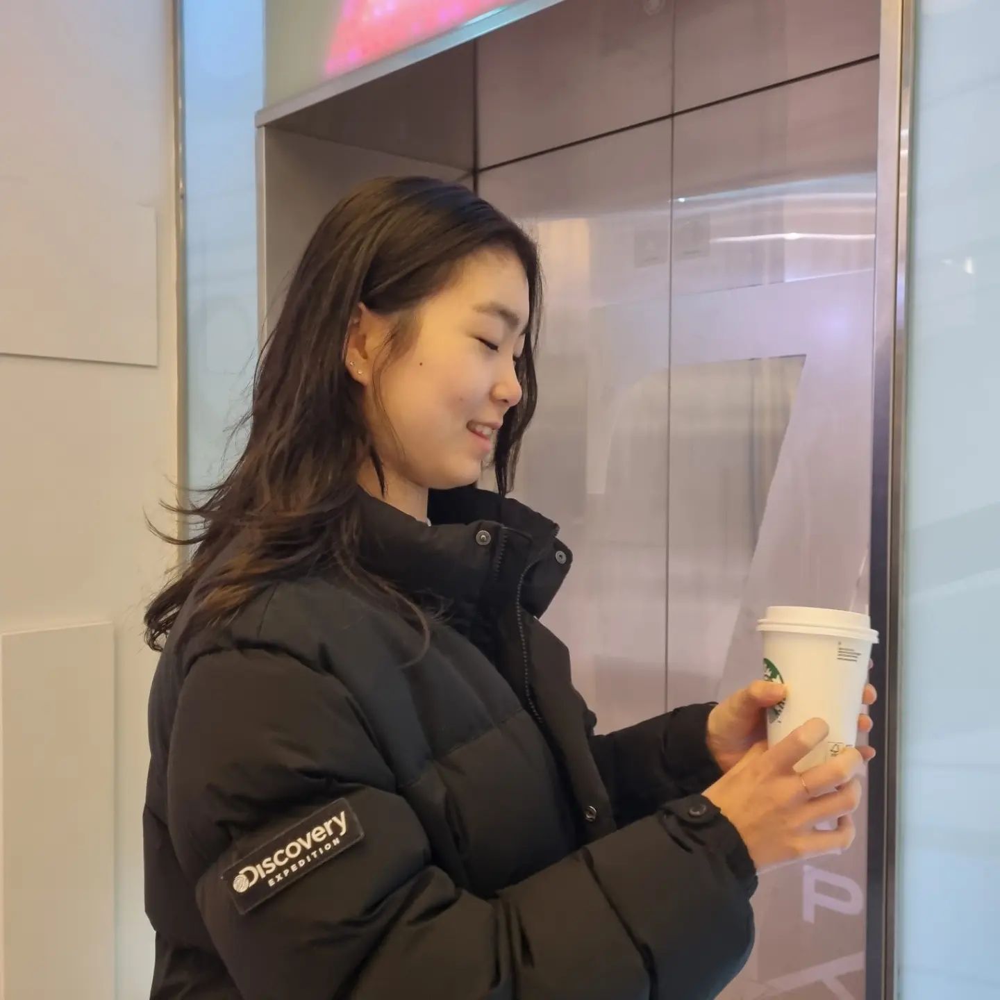 작은희둥이 펌 하고 싶대서 
헤어살롱 예약하고 평택AK 출발

2시간반동안 옆에서 기다리기 완전 지루함
백화점 쇼핑하고
늦은 점심 칼국수에 김밥 먹고 
입주전 줄눈시공 때문에 부랴부랴 아파트로~

집에 오니 오후 3시반...
신랑도 퇴근하고 와있네??

엄마 혼자 되게 바쁜 하루~ ⏰️ 
지금부터 밀린 집안일을 좀 시작해볼까😅😆😁
.
.
.
.
.
#희둥이네
#바쁜일정 
#나만혼자바쁨 
#딸래미는신남 
#헤어스타일변신 
#나도머리하고싶다 
#중학교두발단속 
#펌해도된다더니 
#진짜해버림