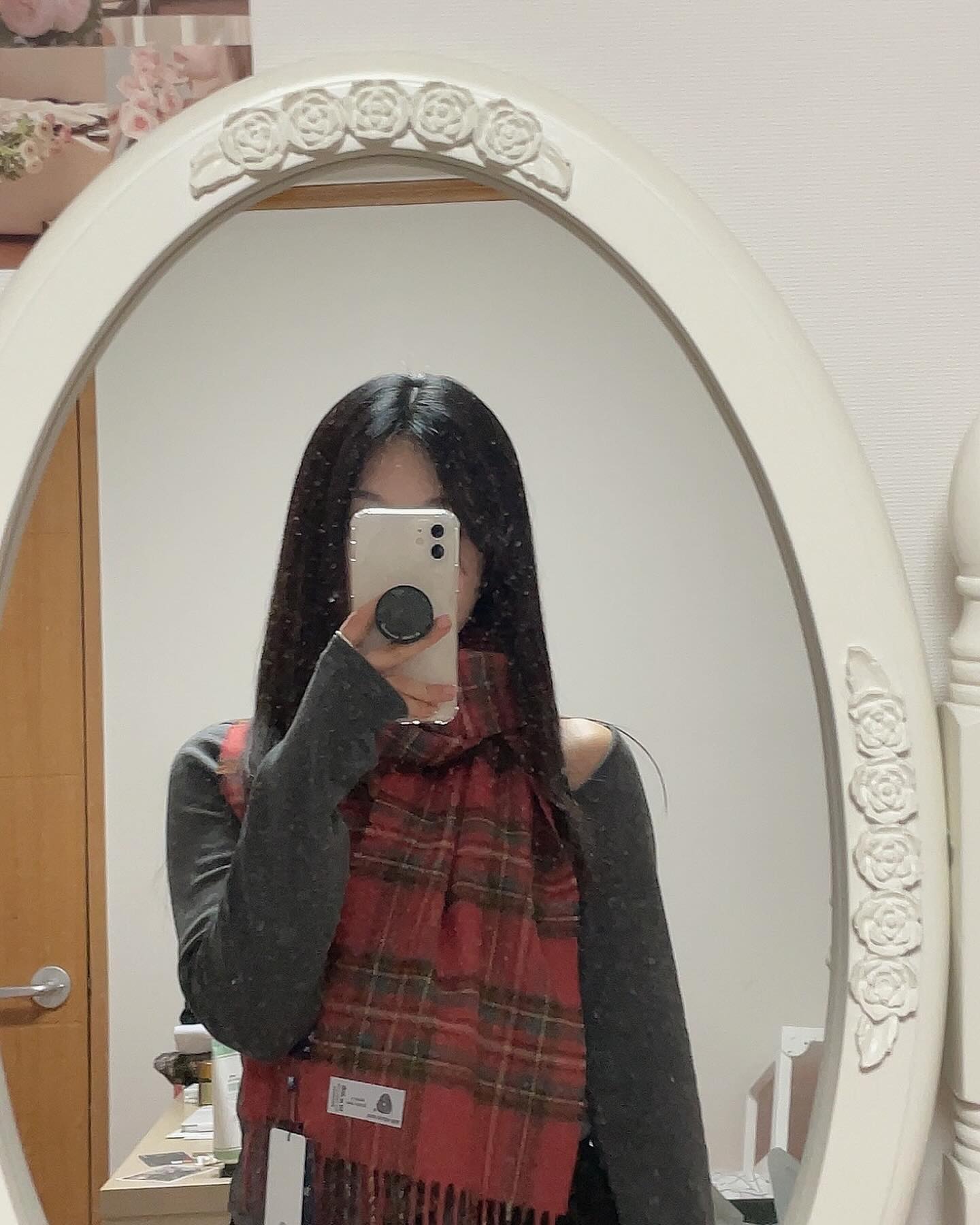 소소하지만 거창했던 크리스마스🎄🎅🏻❤️❄️☃️⭐️🧣💝 12월 24일 너무 늦게 마트에 갔더니 어디에도 팔지 않았던 딸기..🍓 다들 크리스마스딸기에 진심이구나🥲 어쩔수없이 귤에다 눈코입 박아버렸다아🍊 나름 귀엽☺️✨
#감바스최고 🧄(?) #목도리최고 (?)🥰 #늦스타그램최고 ..(?)