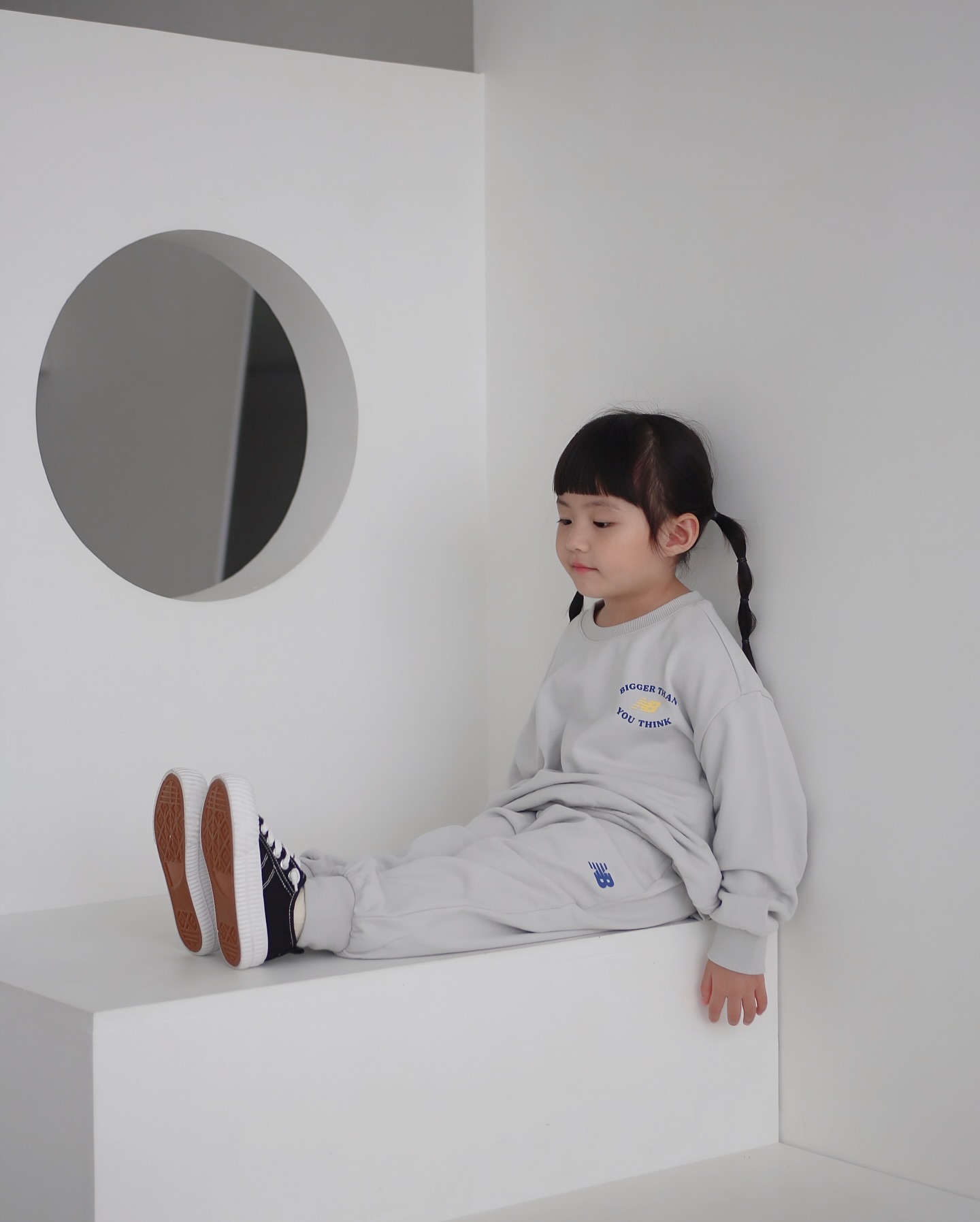 #광고 kidikidi_kr 𝘅 newbalancekids_kr 
베이직한 디자인이라 꼭 소장해야 할 셋업 ꒰ ¨̮ ꒱
뉴발란스 키즈의 셋업은 디테일, 디자인, 기능성소재 뭐 하나
빠지는게 없어요.ᐟ 애쉬 그레이 느낌이라 실물로 보면
더 예쁜 라운드 스웻 셋업 이랍니다 𓂂𓂃𓂋

/ 하율 𝟦𝟨𝖬 𝟫𝟫𝖼𝗆 𝟣𝟨𝗄𝗀 𝟣𝟣𝟢 𝗌𝗂𝗓𝖾
•라운드 스웻 셋업

/ 키디키디 𝘅 뉴발란스키즈
•오직 키디키디에서만 신상단독으로
주말한정 혜택까지 챙겨보세요

#키디키디 #kidikidi #키디크루 #키디크루_하율
#뉴발란스키즈 #뉴발란스키즈셋업 #라운드셋업 #라운드스웻셋업