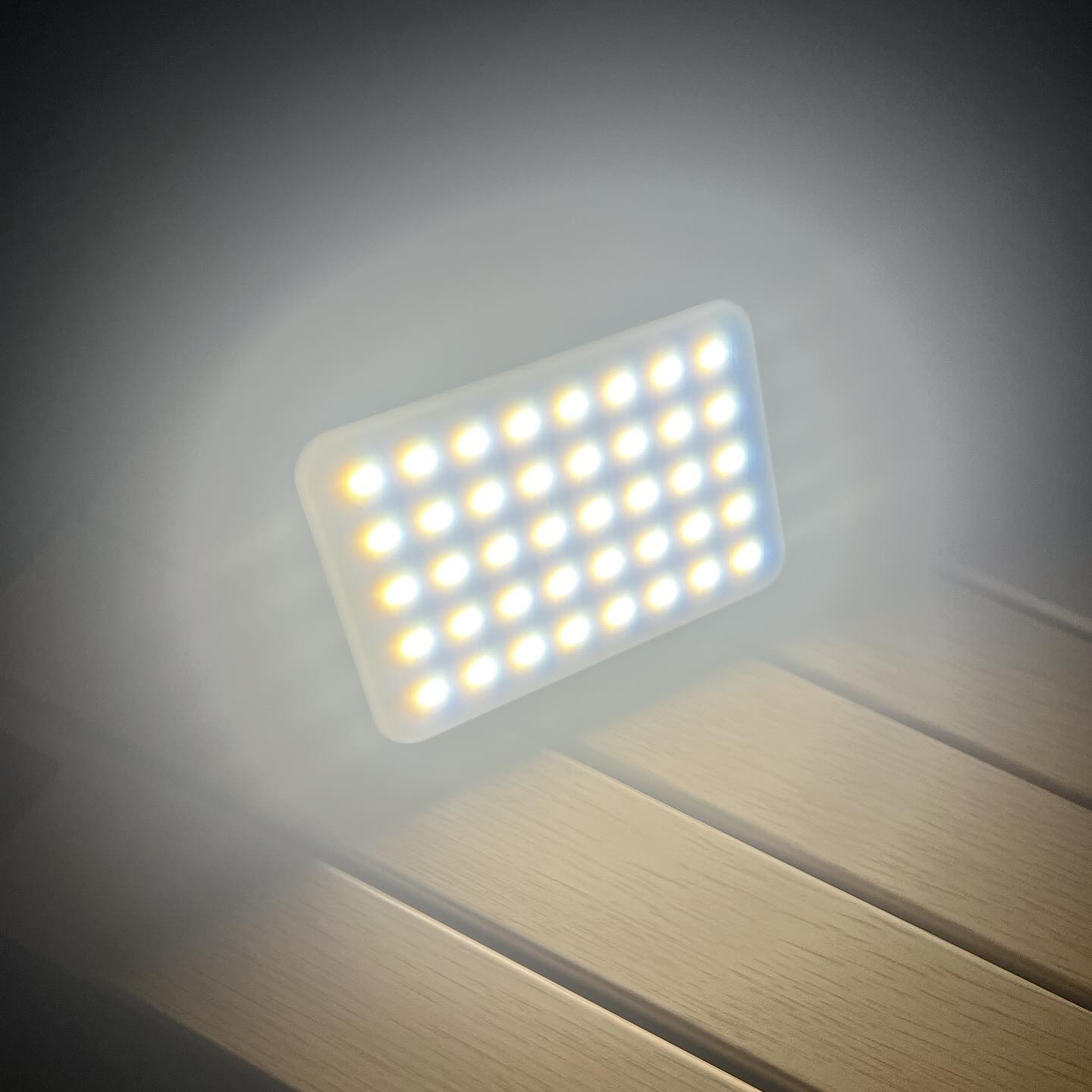 📍빈크루즈 크레모아 휴대용 LED랜턴

요즘 캠핑에 푹~ 빠져서 캠핑용품 쟁이는 중인데 
너무 좋은 꿀템 발견했다~

✔컴팩트한 사이즈
슬림하고 한손에 잡히는크기로
휴대성이 좋고 공간차지가 적음

✔20,000Ah 대용량배터리
대용량 배터리를 탑재해 
최소 7시간에서 최대 90시간이상 사용 가능

✔생활방수
IPX45 방수등급으로 내구성까지 강화해서
비오는 날에도 끄떡없는 방수 능력

✔4단계 밝기조절 & 3가지 색온도설정
사용환경에 맞게 최적의 빛을 선택하고
다양한 분위기 연출 가능

✔간편한 원버튼 설계
단 하나의 버튼으로 전원 및 기능을
간편하게 조절 가능 

실제 백패커들이 많이 사용한다는 대용량 LED랜턴 !
구성품은
USB충전단자 + 카라비너 + 핸드스트랩 + 파우치 + LED랜턴
 
현재 89,000 → 59,000원에 이벤트 중이니
저렴한 가격에 득템하시오 !!

https://smartstore.naver.com/globaltaein/products/9811353654