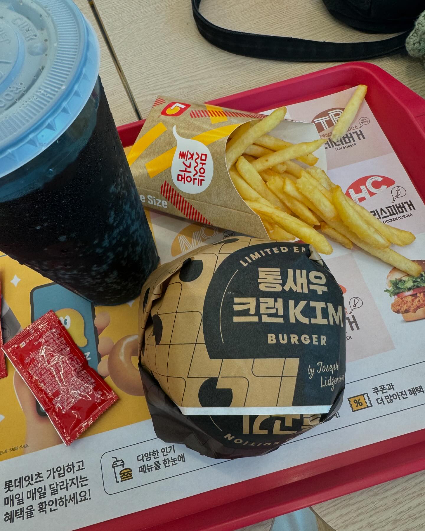 #협찬

고소한 김이 가득~~~!!!
식감이 너무 바삭해서 진짜 맛있었다!

[통새우 크런KIM 버거] 롯리 사고쳤네 증말
맛있어서 먹고 다음날 또 먹음 ㅋㅋㅋ 

외국인도 즐기는 K-버거라는 컨셉을 통해 
KOREA GORIA 라는 슬로건을 가지고 
다양한 마케팅 활동이 진행될 예정!!
브레인 아트라는 테크 활용한 CF가 제작되었다구~

화이트 소스에서 김향이 확 나서 그런지 호불호없이
아이들도 좋아 할 듯!

#협찬 #롯데리아 #리아새우 #통새우크런KIM버거 #KOREAGORIA #롯데리아신제품