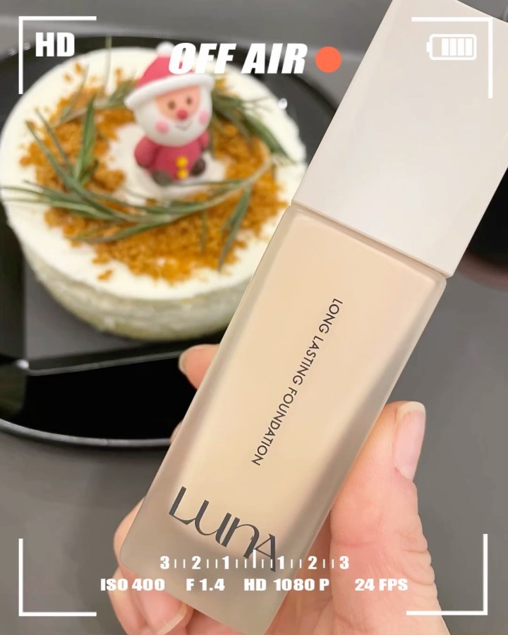 .
.
luna_makeup_official 
가볍고 얼굴에 착! Fit 되는 
💖루나 롱래스팅 파운데이션💖 을 소개 합니다 ! 

총 5개의 색이 있는데 그중에서 전 제일 밝고
핑크톤으로 표현되는 포슬린을 사용해 봤어요☺️

New 리뉴얼 버전 ! 
✨13호 포슬린 / 30ml / 30,000원✨

밀착력과 지속력이 한층 더 업그레이드 된
루나 롱래스팅 파운데이션 ! 

리뉴얼 전에는 점도가 있었다면
리뉴얼 후에는 묽고 가벼운 라이트한
제형으로 바뀌었어요 ~ 🤭

5가지 색을 보시면 아시아인
피부 톤에 맞춘 뉴트럴 톤들이더라구요 ?!
상아빛이 돌아서 얼굴에 예쁘게 올라가요 !❤️
 
제가 사용해보면서 반했던 점은
👉🏻밀착이 잘되서 레이어링을 해도 두껍게
발리지 않아서 너무 놀랬다는 점 !
그리고 👉🏻피부결을 예쁘게 만들어 주더라구요?!

건조한 겨울이라 너무 매트한건 부담 되는
중건성 피부인데 
✨가볍고 촉촉하게 발리면서
✨마무리 감은 뽀송 한데 피부가 안땡겨요 ! 

가벼운 제형이라 모공이나 요철도 스르륵
매꿔주고 커버까지 잘되서 좀 많이 놀란 나 ㅋ

👍🏻얇게 발리는데 잡티까지도 진짜 커버 잘되서
넘나 맘에 들더라구요 😍😍👍🏻

오랜만에 데일리 인생파데 접한 느낌 ㅎㅎㅎㅎ
48시간 지나도 무너짐이 적은 파워래스팅 이라서 그런가 ,

하루종일 다니면서 무너짐을 좀 
살펴 봤는데 들뜨지 않고 뭉치거나 밀리거나 하는
부분이 좀 적어서 만족 스러웠어요! 🫶🏻

가벼우면서 종일 신경 쓰지 않고
오랜 시간 유지 할 수 있는 파데 찾으시면
루나 롱래스팅 피부톤에 맞게 사용해 보셔요😍👍🏻

마스크 습기차고 불편해 죽겠는데 올 겨울은 이거닷 !🤭👊🏻

#루나 #롱래스팅파운데이션 #살결파데
#롱래스팅파운데이션 #루나파운데이션
#복세편살체험단 #메이크업 #베이스메이크
#파운데이션 #파데추천 #뷰티 #밀착력좋은파운데이션