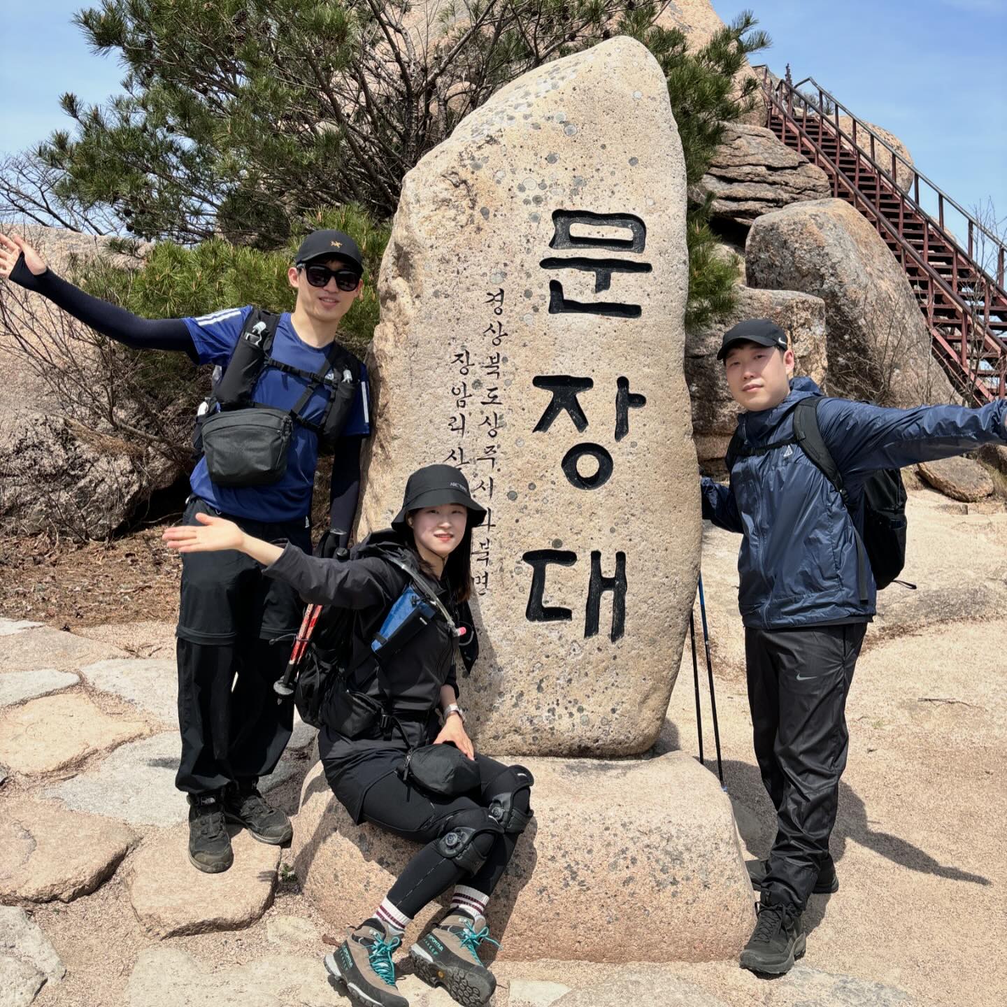 24.04.14 속리산 🏔️문장대

이날 능선타고 천왕봉까지 찍고싶었는데,
문장대에서 보니 낙석사고로 폐쇄되서 아쉽게하산🥹
정상석에서 산악회 아줌머니가 찍어주셨는데 
산악회짬바로 맘에들게 찍어주셨드아👍🏻👍🏻👍🏻
산악회는 1명찍을때 5-6명이 덩시에 찍사하는데 어마어마해보였음 😆
하지만 다시 내려와서 가는길 있었는데 죽어도 다시못올라감🙃

민주지산 다녀와서 빠진새끼발톱 핑계로 등산화도 첫개시👍🏻
.
.

#속리산문장대 #속리산 #속리산등산 #속리산국립공원 #등산기록 #주말 #옹달샘산악회 #주말등산 #hiking