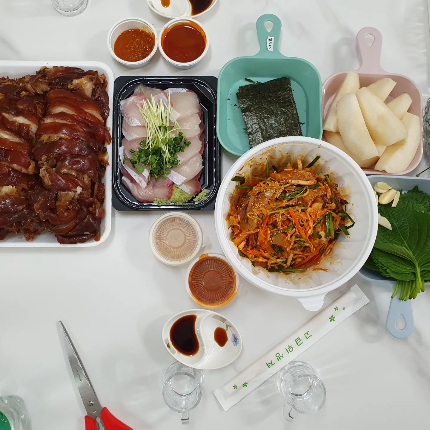 #족발#방어회#우럭무침#각종안주들

+막창, 오뎅탕, 과일, 치킨, 마른안주등등 까지
즐거운 시간
어른들도 아가들도
오늘도 잘 놀고 잘 먹었습니다.