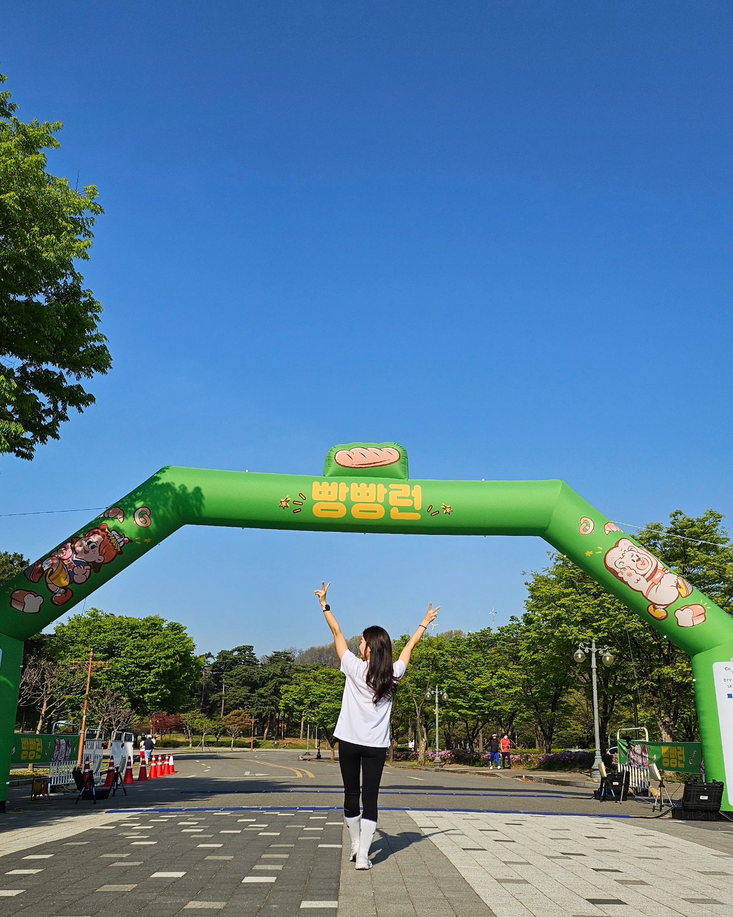 지난주는 빵빵런🍞
이번주는 JTBC 고양 마라톤🩵

2주 연속 10KM 뛰느라 고생했다🏃‍♂️🏃‍♀️👟
with hyun_soo_kkk 

#빵빵런 #고양특례시JTBC하프마라톤
#JTBC고양하프마라톤 #10KM #러닝스타그램