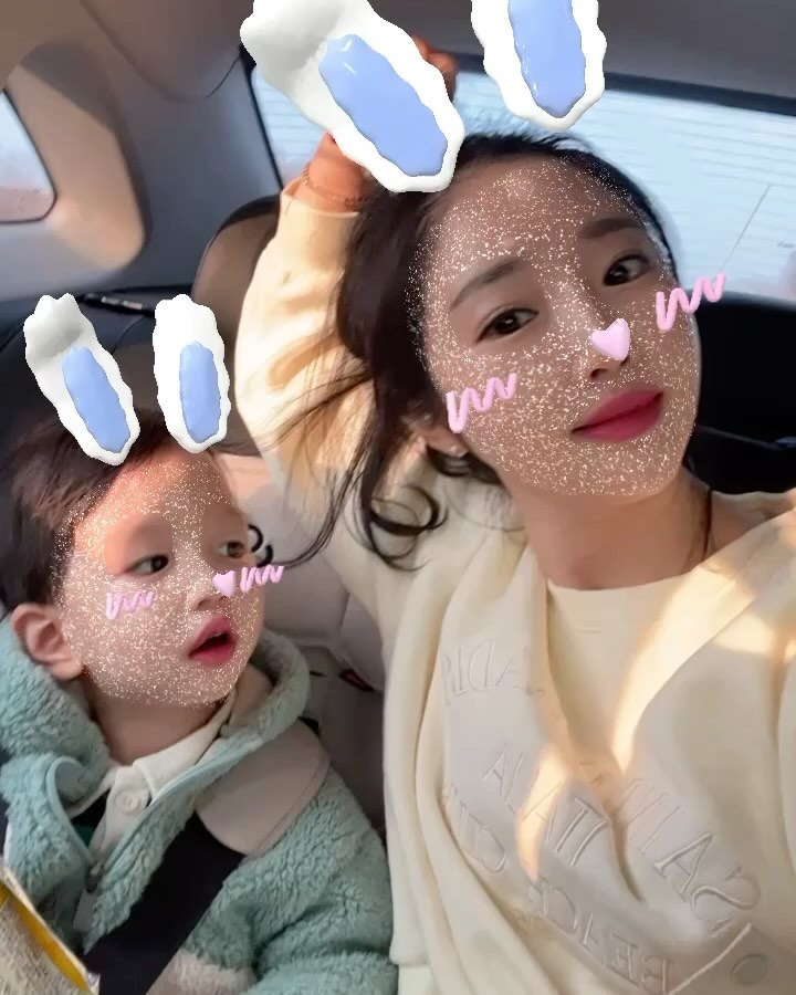 지난 크리스마스 이브부터 26일까지
진행 된 곰보배추시럽 공구 🥬💚

어제 첫째 둘째날 구매 인증해 주신 분들
스타벅스 커피 쿠폰 모두 보내드렸고
방금 마지막 날 구매해 주신 분들도 모두 보내드렸어요!

사진 마지막 장에 
공구 마지막 날 구매 인증해주신 분들 메모해두고 
모두 보내 드렸는데 혹시나 누락 됐을 수도 있으니
커피 쿠폰 받지 못하셨다면 꼬옥 연락 주세요!

구매해 주셔서 이벤트 참여해 주셔서 
다시 한 번 감사 드리고 즐거운 연휴 보내세요 ☺️🤍

+
공구 놓쳤다고 DM 주시는 분들 
저 또 공구 진행할 거니까 쪼꼼만 기다려주세요!
일정 잡히는대로 공지할게요 ,, ❣️

#곰보배추 #곰보배추시럽 #슈퍼세이브곰보배추시럽
