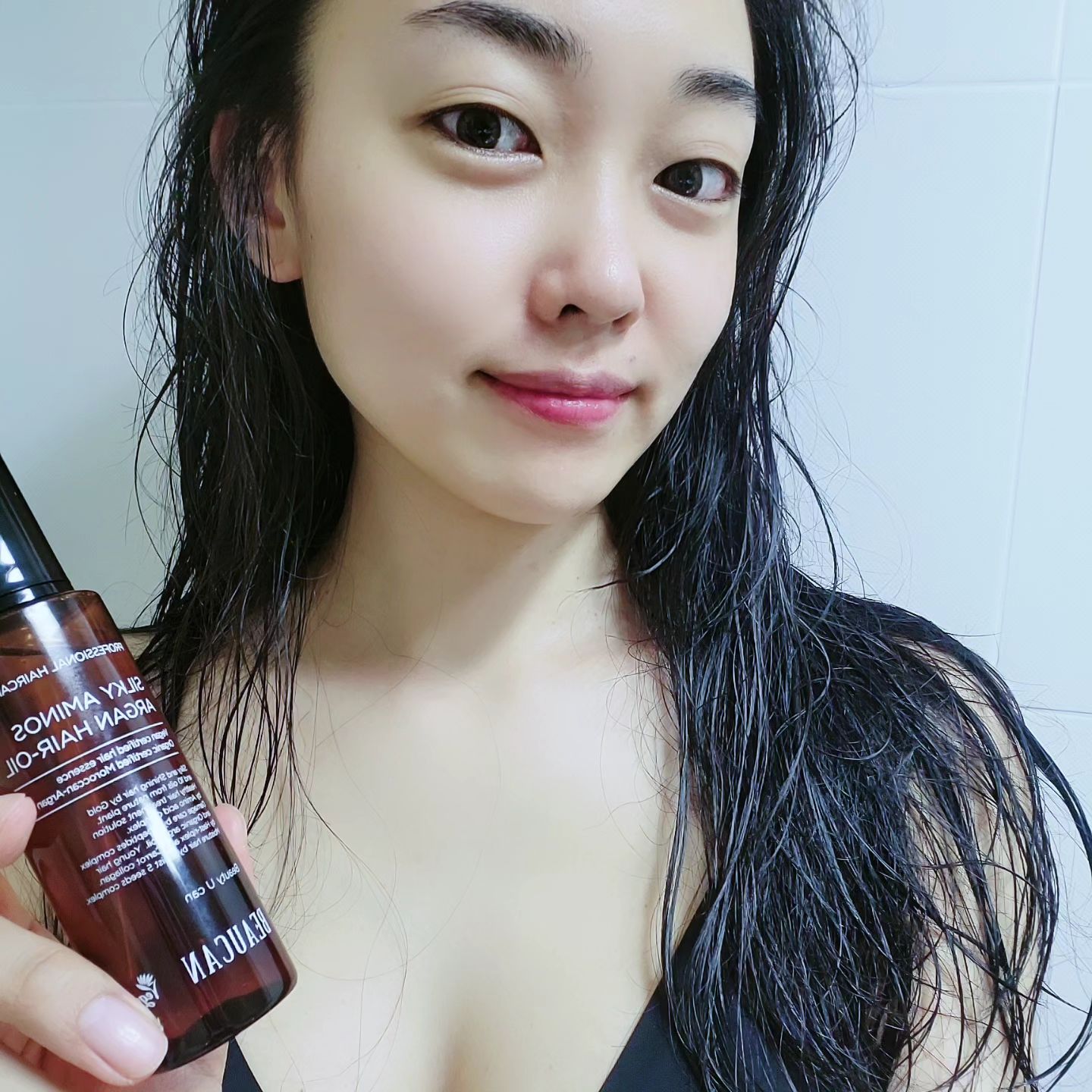 #협찬 #광고 #뷰캔 #헤어오일
⠀⠀⠀⠀⠀⠀⠀⠀
🎁 beaucan__official
⠀⠀⠀⠀⠀⠀⠀⠀
헤어오일 끈적임 때문에 사용꺼려지는 사람? 🙋‍♀️
그사람이 바로 나였어요~ㅎㅎㅎ
⠀⠀⠀⠀⠀⠀⠀⠀
지성두피인거 같아 헤어제품 선택할 때
나름대로 진짜 깐깐하게 따지고 따지는편인데
암만 좋다는 헤어오일 다 써도 난 별루 ,,, ㅎㅎ
⠀⠀⠀⠀⠀⠀⠀⠀
근데 뷰캔헤어오일은 요물인거 같다 !
일단 펌핑이라 편한건 말모~
끈적임이 없고 머리말리기전후 사용하는데
중간에 사진이랑 마지막 영상 보면 알겠지만
머리카락이 세상 차분해지고 부드러워진게 한눈에 보인다.
진짜 찰랑찰랑~ 실크 같은 머릿결 아주 맘에들어-🥰
⠀⠀⠀⠀⠀⠀⠀⠀
-
#비건헤어오일 #모로칸유기농아르간오일 #헤어에센스
#헤어제품추천 #헤어에선스추천 #헤어오일추천
#찰랑이는머릿결 #끈적임없는헤어오일 #산뜻한헤어오일
#광고모델 #뷰티모델 #뷰티서포터즈 #뷰티블로거