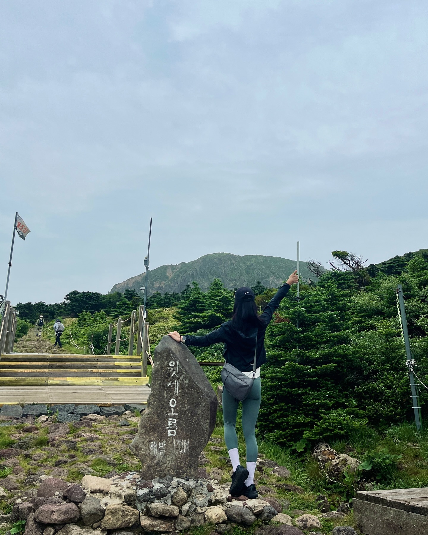 나도 정상석+1
원래 남벽분기점까지 가려고 했는데
배고픔 이슈로 하산 🌝
워치 기록은 껐다켰다 하다가
하산하고 밥까지 다먹고 종료해서 엉망진창~

#등린이 #운동일기 #운동기록 #한라산 #윗세오름 #영실코스 #영실탐방로 #병풍바위 #남벽분기점 #백록담 #제주도 #천국의계단 #유산소 #초보등산러 #하이킹