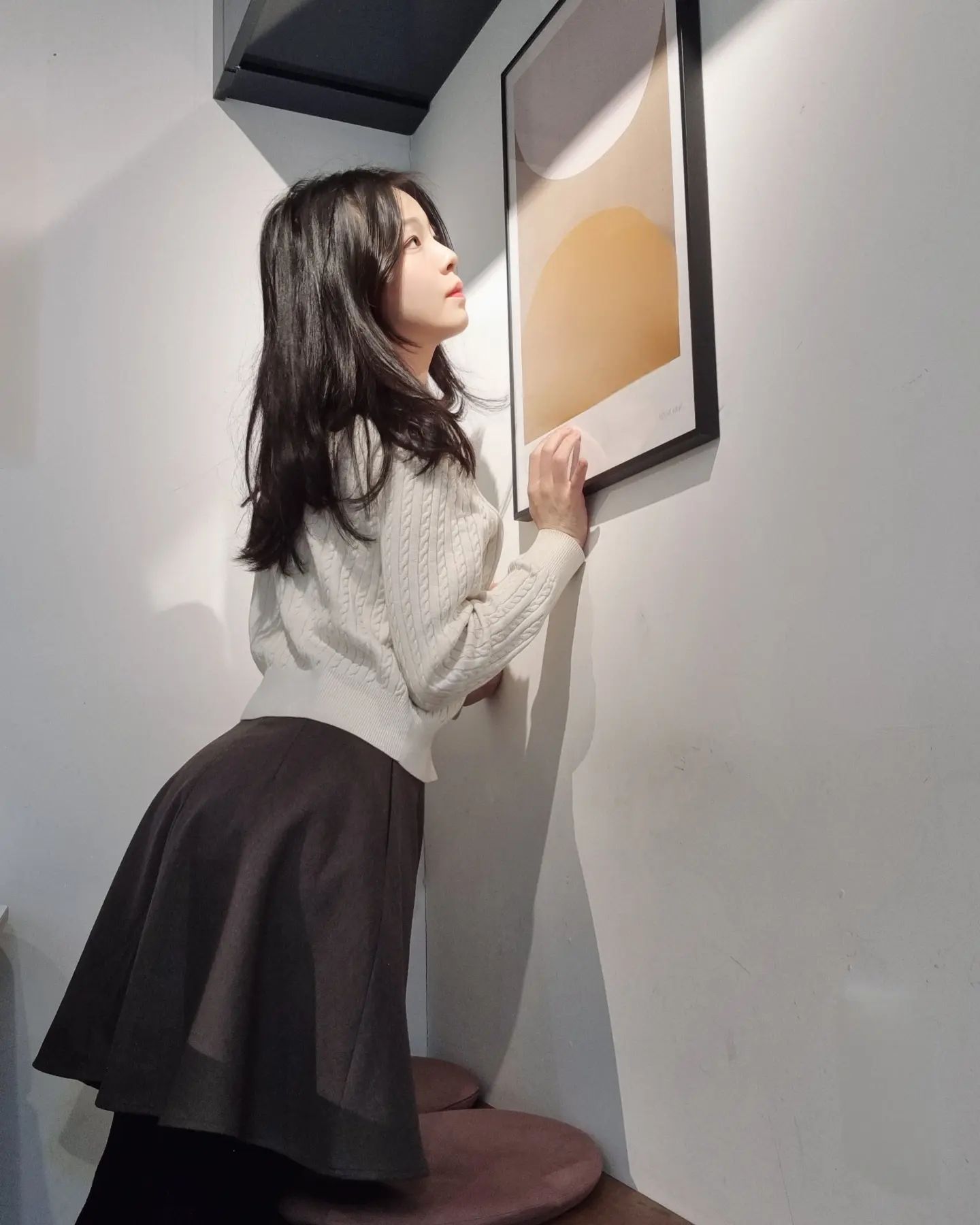 오랜만에 카페에 갔는데 역시 카페룩은 꾸안꾸죠?

꾸미지 않은 듯 가벼우면서도 너무 캐쥬얼하지도 않게
#플레어스커트 와 #폴로가디건 을 매치해봤어요.

플레어스커트는 이번에 새로 알게된 eune_kr
제품인데 정제된듯한 우아함이 잘 드러나는 룩들이 많아서
갠취저격...🤎

다들 주말이라 예쁘게 차려입으셨을 것 같으니
언넝 구경하러 갈게요!

#센트럴으네 #eune #으네 #카페룩 #카페코디