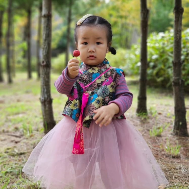 불편함 1도 못참는 셋째를 위한
특별한 한복

샤샤원피스에 한복조끼만!!
나름 느낌있어 만족중

내년엔 한복 입어보자고~~~♡♡