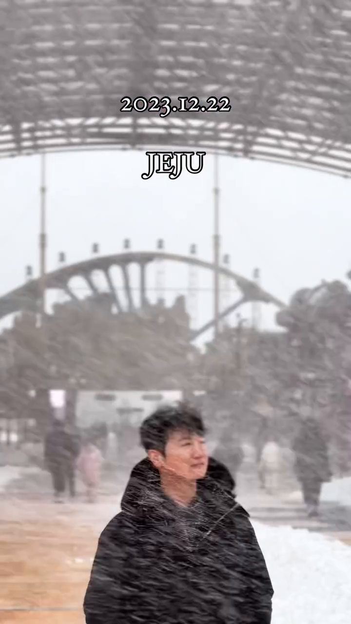 낭만이 있는 오늘 인것 같았으나
현실은 폭설 
여기는 제주 신화월드 

모두 즐거운 크리스마스 보내세요 
전 괜찮아요 #생존신고 #독거청년
#제주오늘 #제주폭설 #제주눈올때 #제주12월 #신화월드 #제주여행 #제주살이중